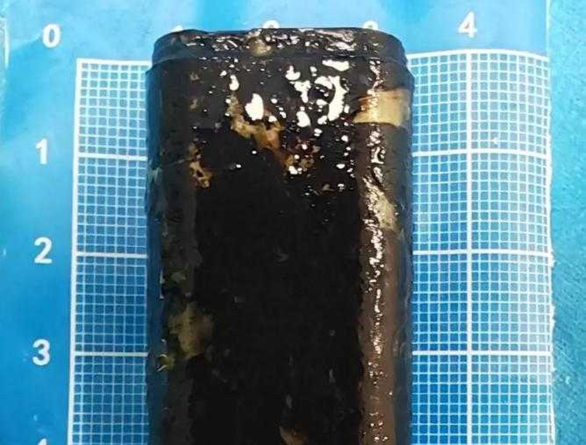 醫療團隊以微創方式成功取出男子胃中滯留30年的打火機。而被胃酸腐蝕變黑的打火機仍保有結構，甚至還能正常使用。（翻攝自微博/四川觀察）