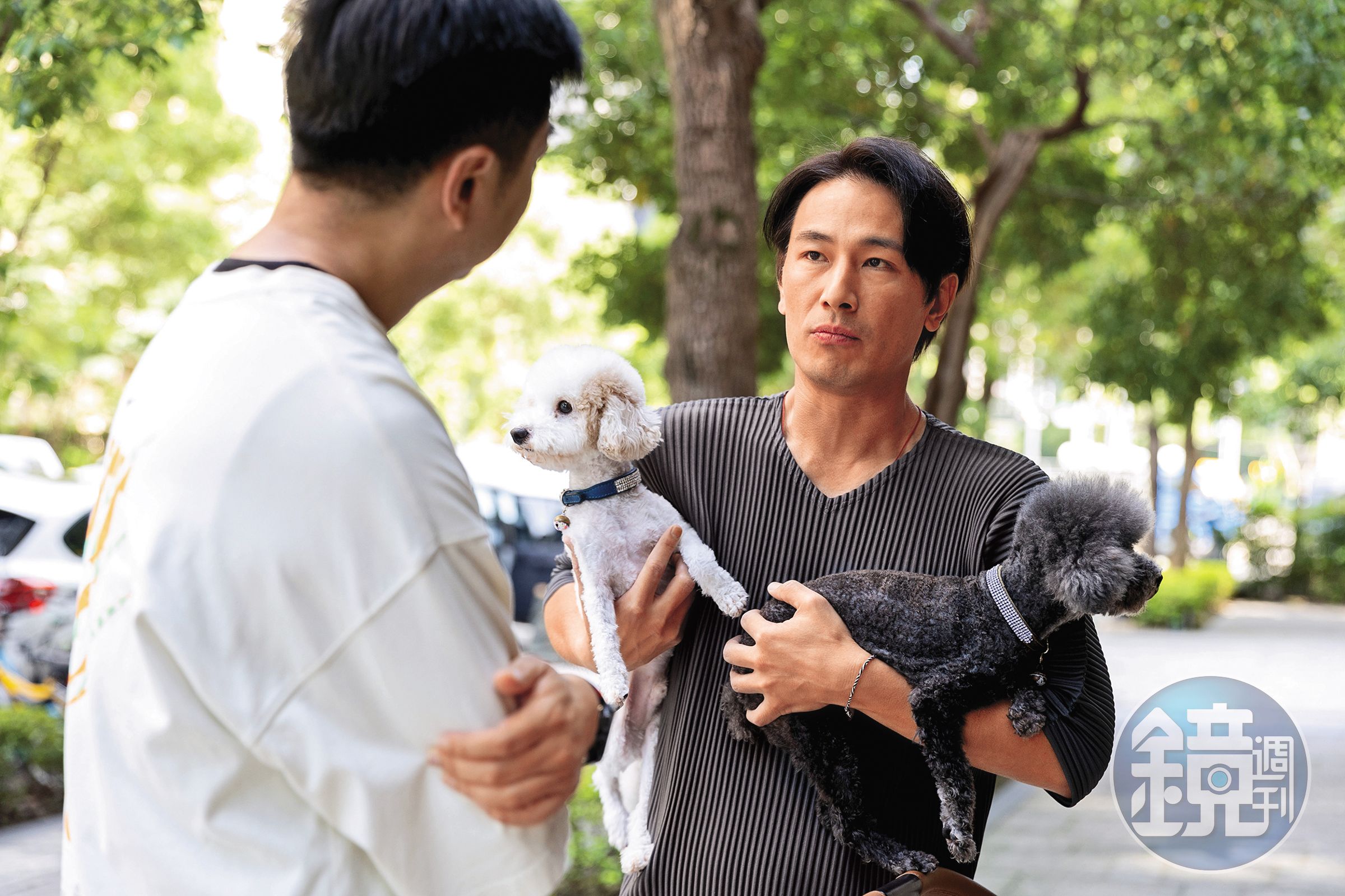 傅子純養了一老狗一幼犬,發現照顧好牠們並不容易,特別請教熊爸有何方法。