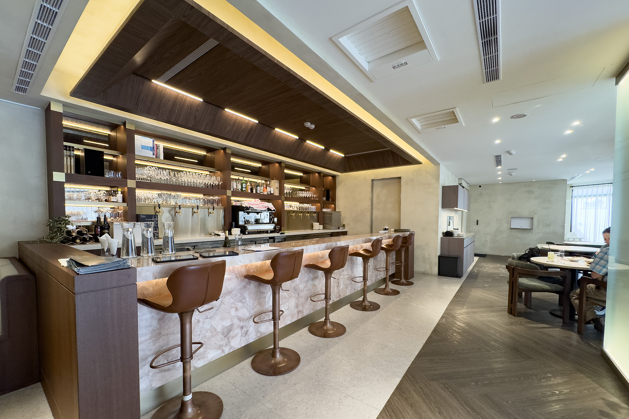 ORIGEN的用餐空間輕鬆雅緻，除了能品嘗正宗的西班牙菜，也能喝杯小酒，搭配開胃菜。
