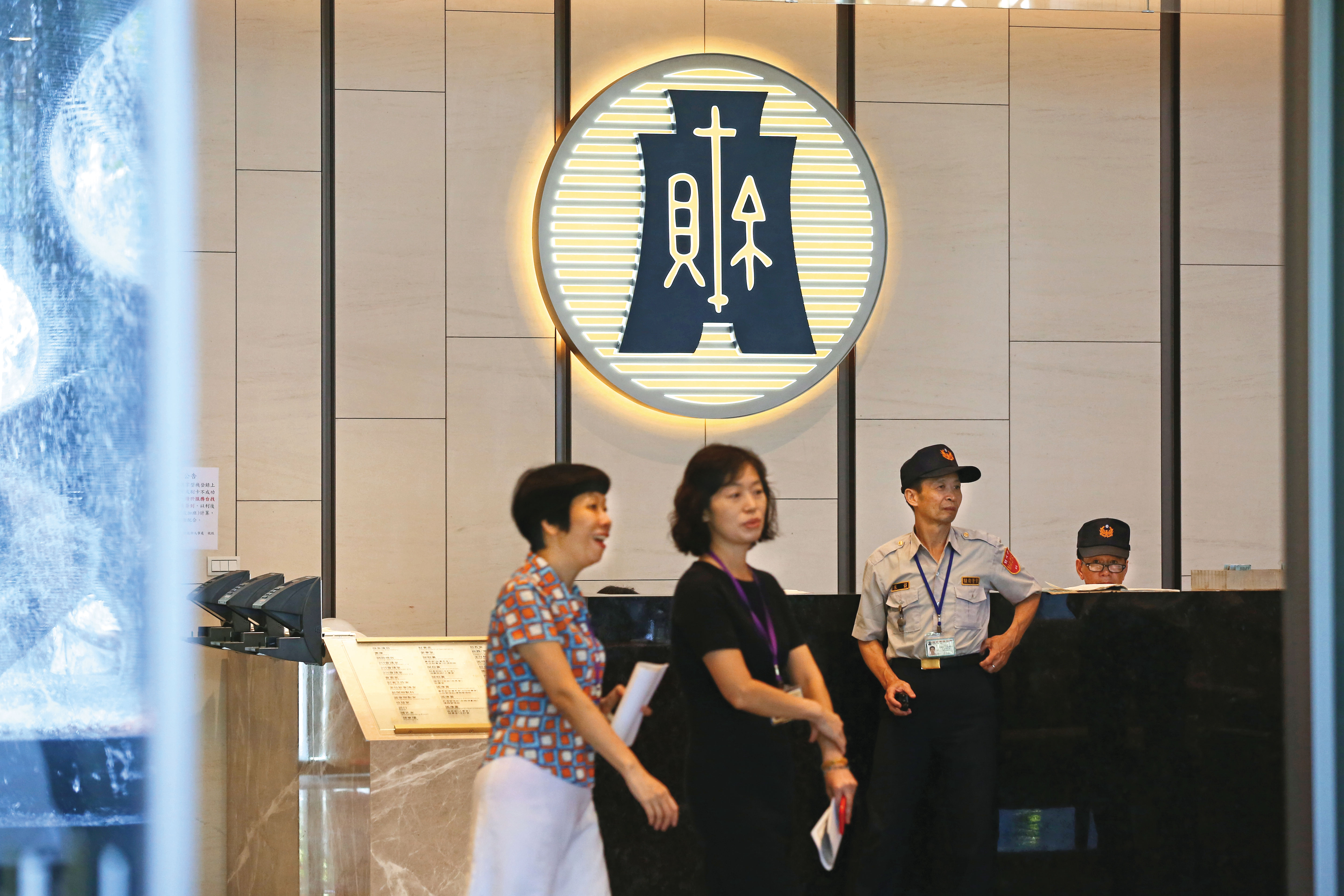 不論是現在刷卡繳稅，或等到6月30日才報稅，今年統一於7月10日入帳。