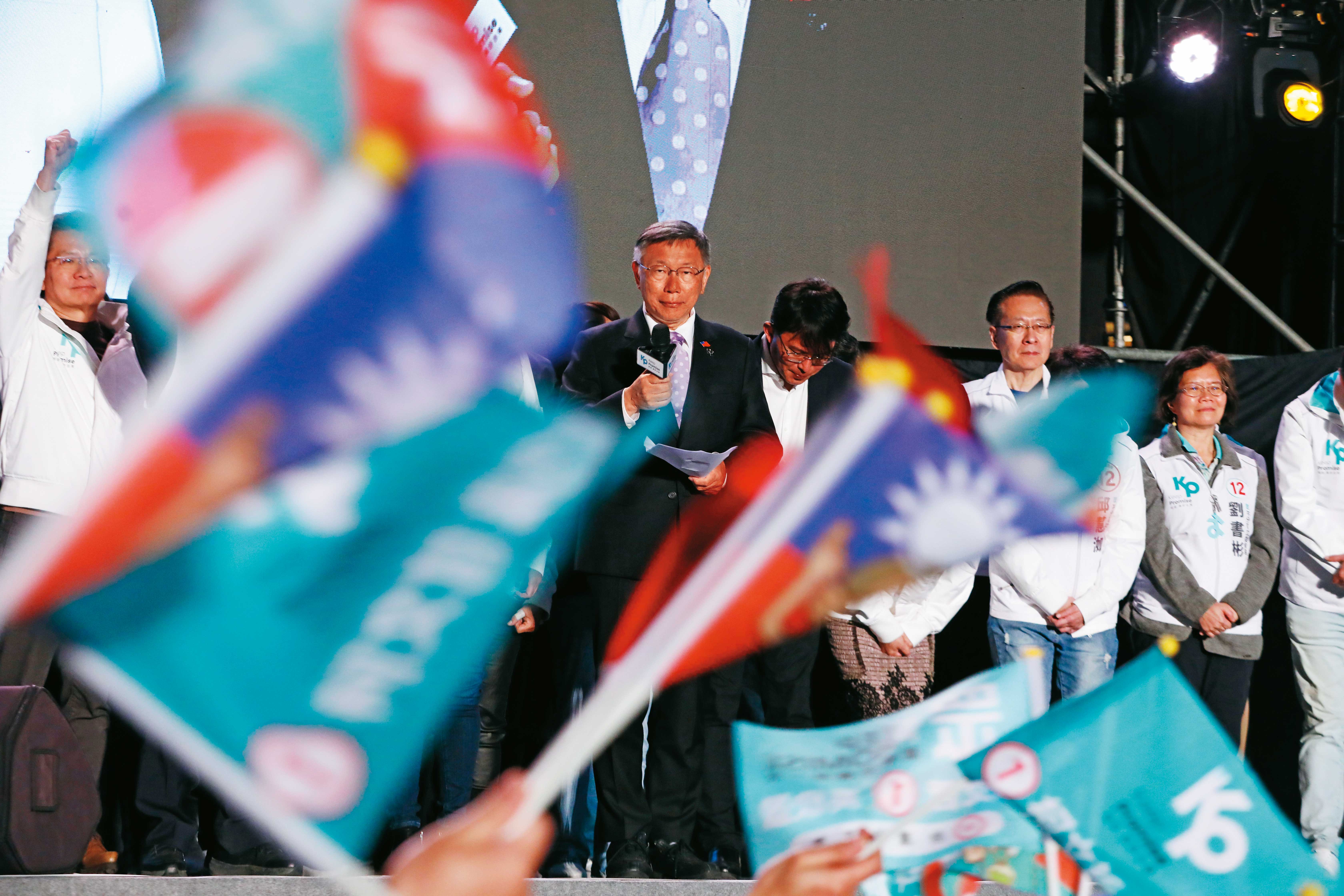 未來如何與藍綠互動將關鍵力量極大化，攸關柯文哲能否更上層樓。