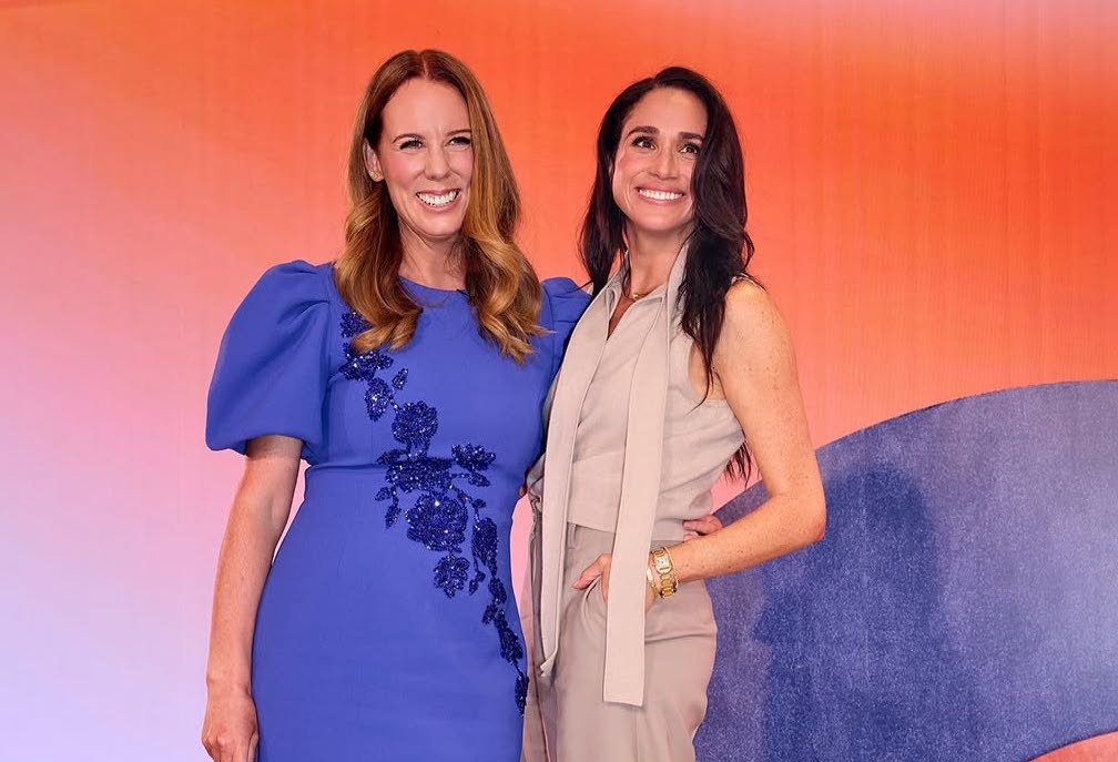 梅根（右）到雪梨參加靜修活動，左為主持人歐尼爾。（翻攝herbestlifepod IG）