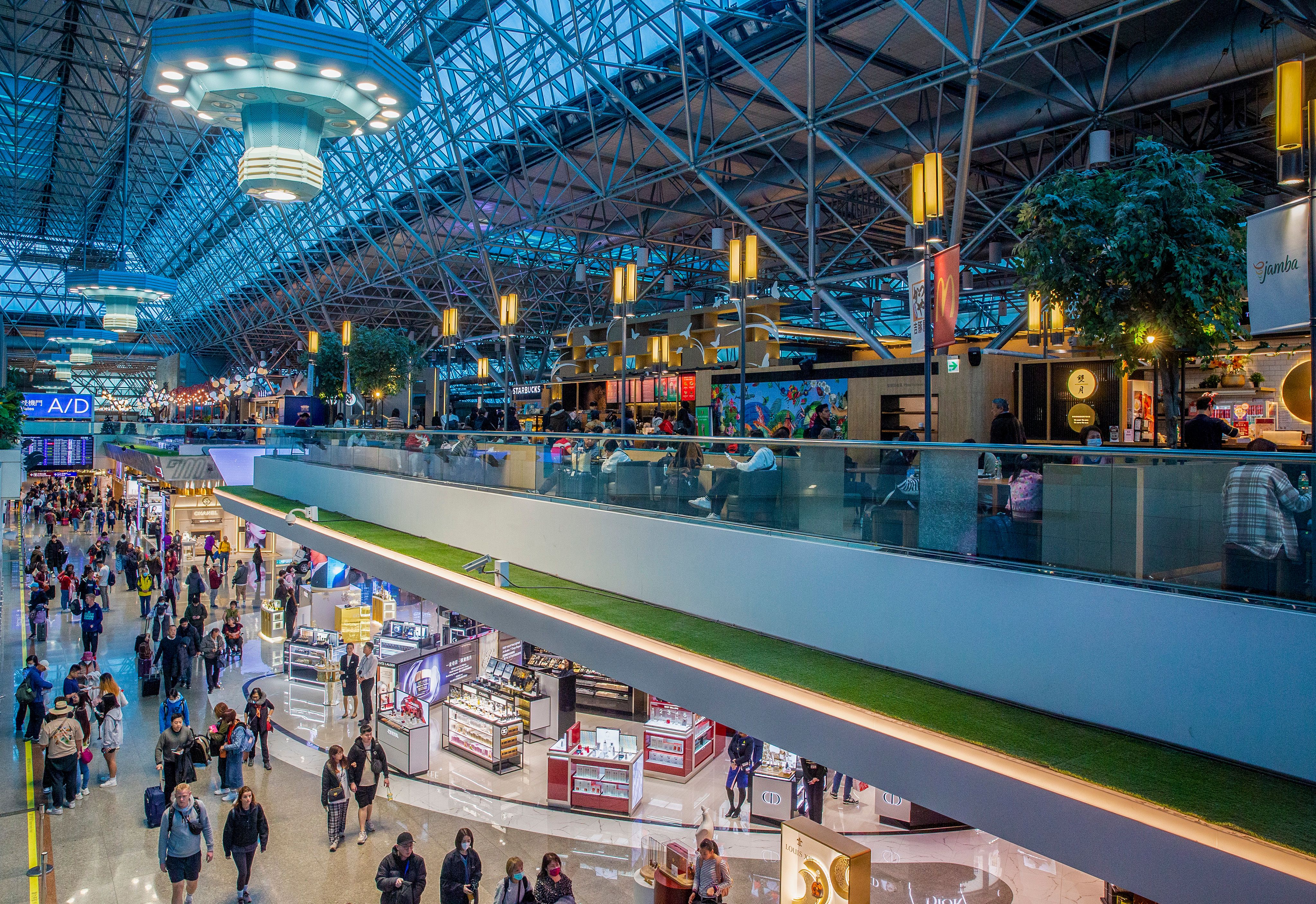 桃園國際機場自耶誕節前開始至元旦假期間進入旅運高峰期間，提醒旅客航班起飛前3小時可辦理報到。（桃機公司提供）