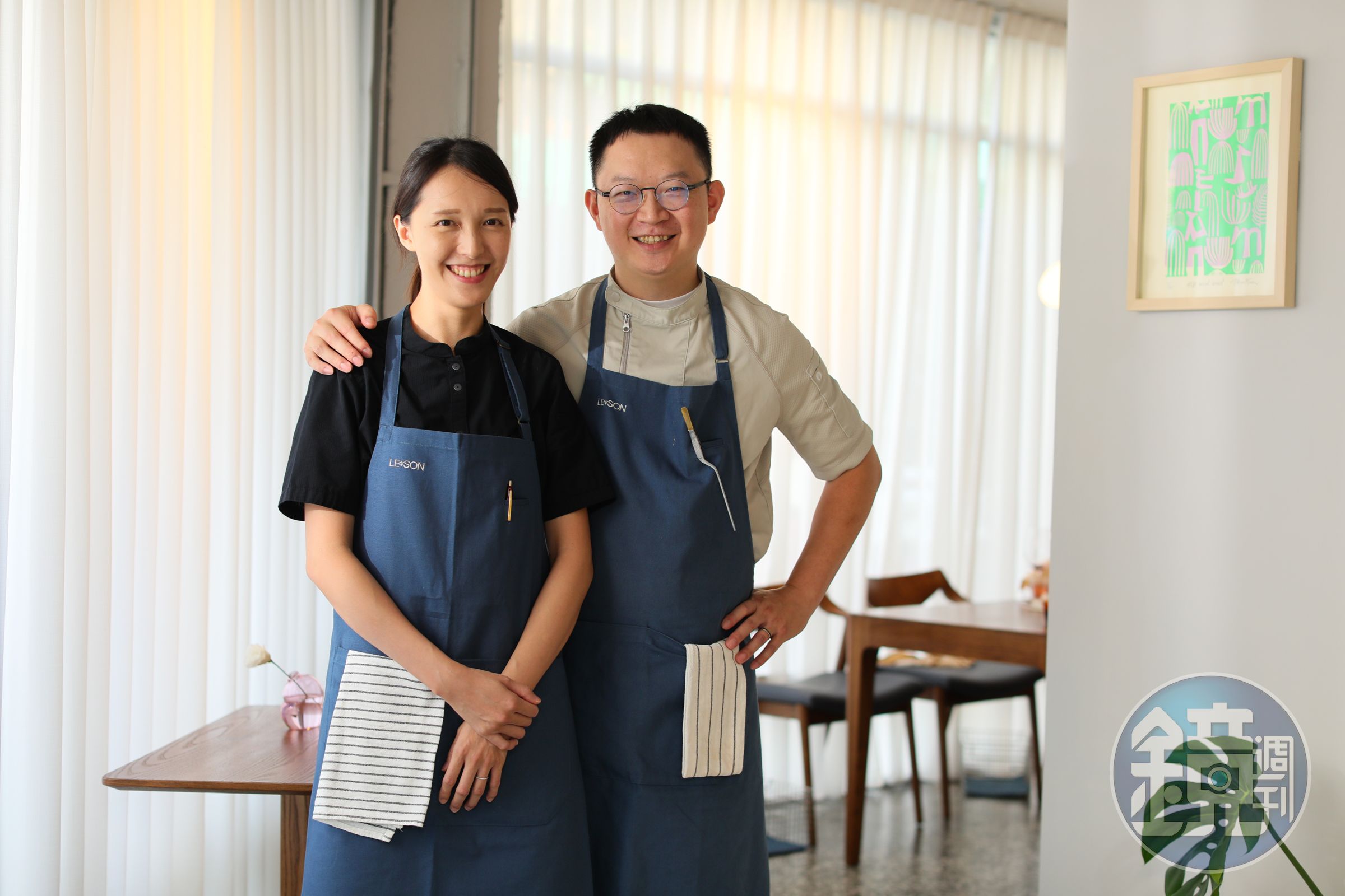 年輕夫妻回鄉開Fine Dining圓夢，先生林威任（Wilson）擔任主廚，太太謝侑君（Yuyu）負責飲品與外場管理；兩人身上穿的是大稻埕「減簡手制」為他們設計的工作圍裙。