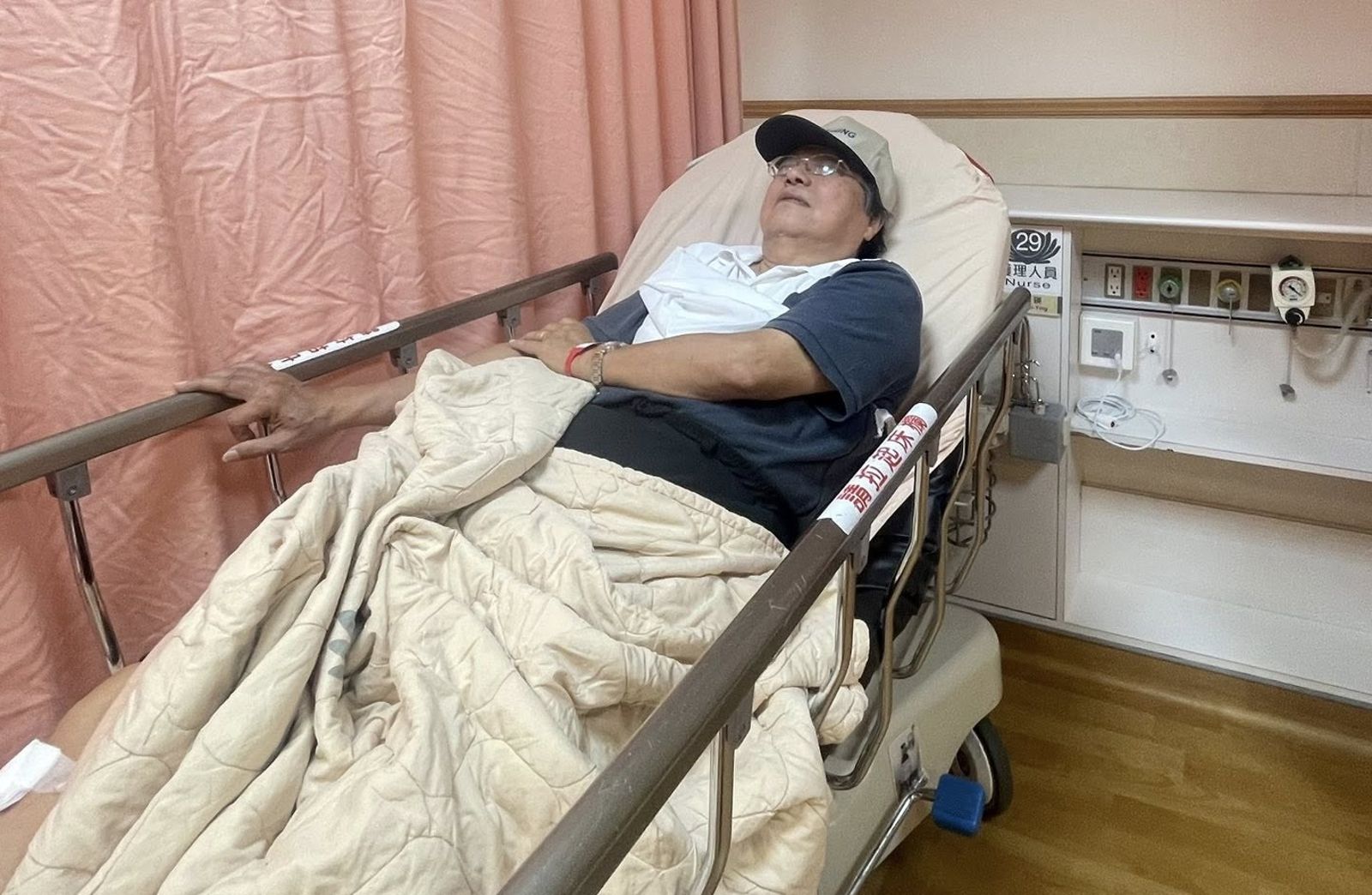 才剛高興慶祝反年改修法 李來希曬自摔躺病床照直呼「無奈啊!」