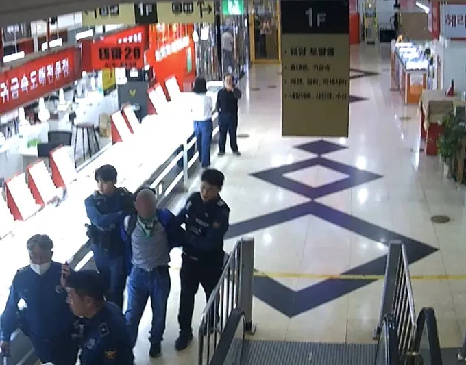 南韓商場持刀攻擊8人！「大家恐怕都會沒命」　23歲男勇扔椅子阻止凶嫌闖電影院