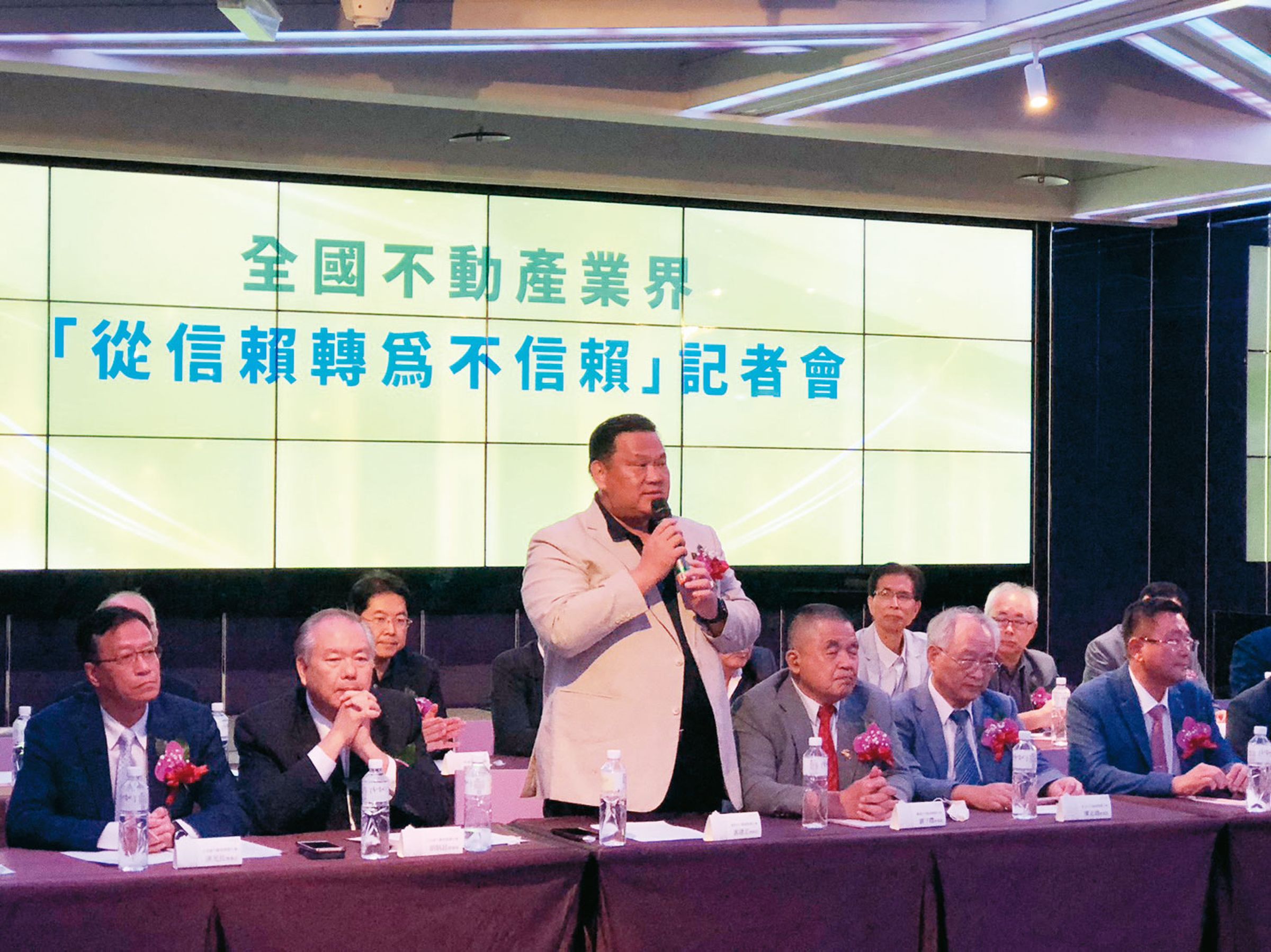 建商日前藉著會員大會,痛批政府政策缺乏信賴保護原則。(台南市不動產開發商業同業公會)