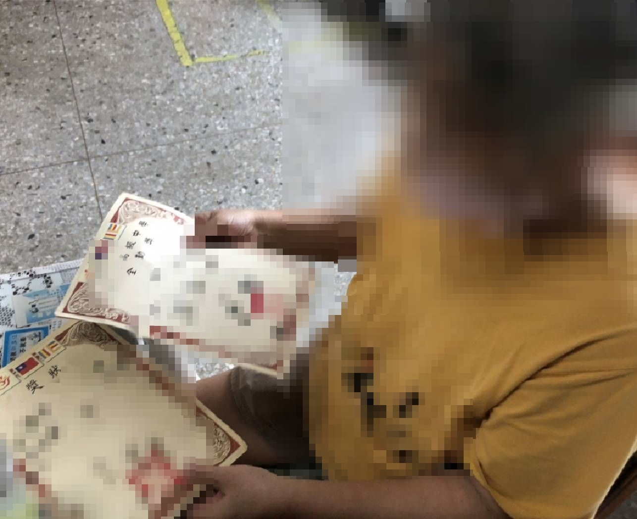 有位70多歲阿嬤罹患失智症，獨自走了6公里到台中某所高中尋找金孫。（翻攝畫面）