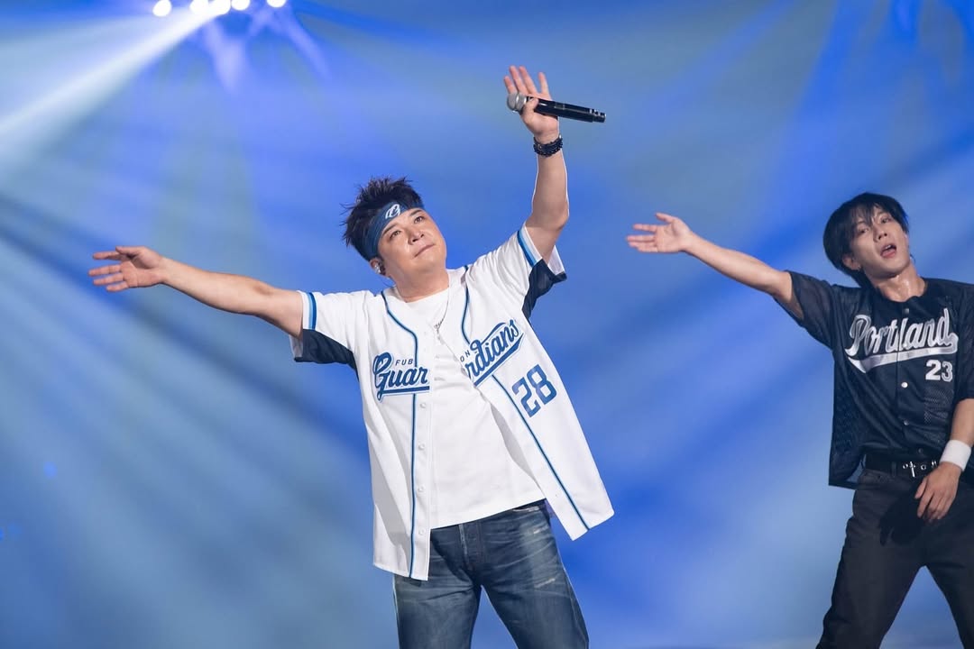 SJ成員神童今年40歲了，網友搞笑問「為什麼還叫神童」，意外釣出眾人創意回答。（翻攝自Instagram @earlyboysd）