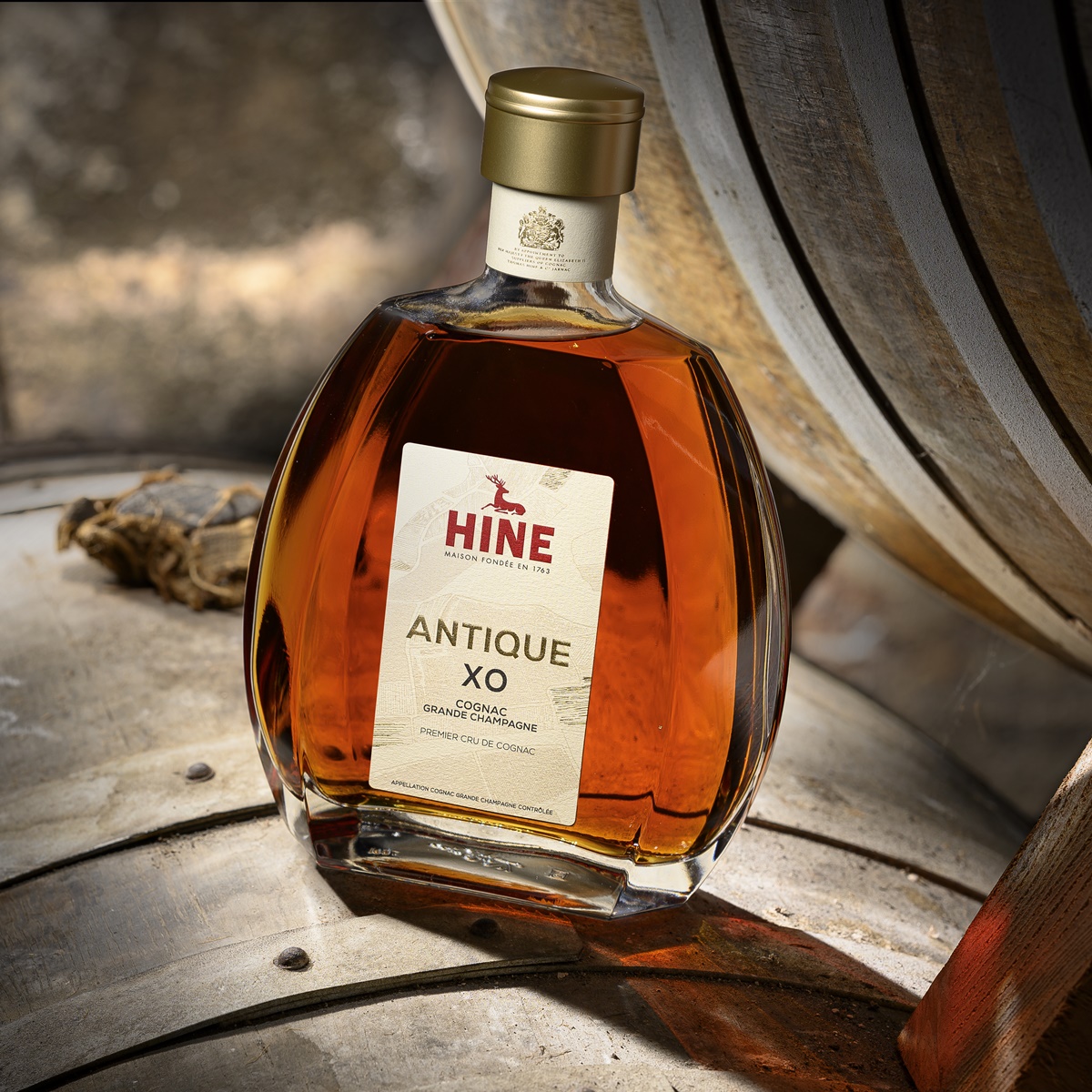 「HINE ANTIQUE XO Grande Champagne Cognac, 1er Cru御鹿致美」由產自香檳區的40多種生命之水調配而成,其精緻的玻璃瓶身設計也極具品味和獨特性,無論是送禮或特殊場合的品酩,都將成為令人難忘的干邑之選。(6,900元/瓶,御鹿干邑提供)