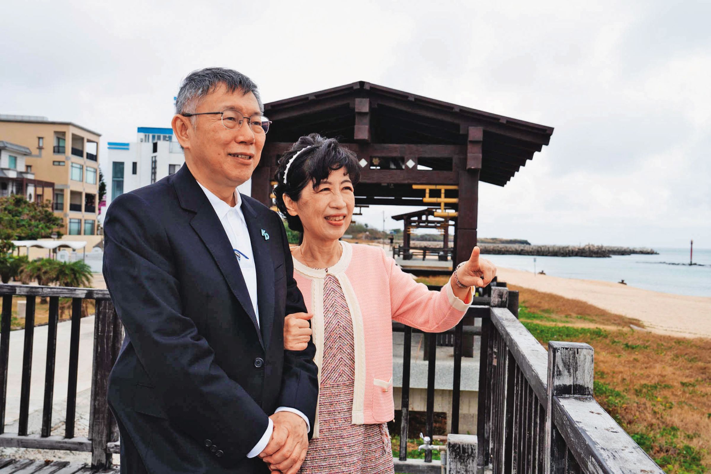 柯文哲不僅遭爆曾帶著黃心緗去北海岸看海,據傳兩人也常以親暱口吻傳私訊。圖為柯文哲(左)過去與妻子陳佩琪(右)看海畫面。(翻攝陳佩琪臉書)