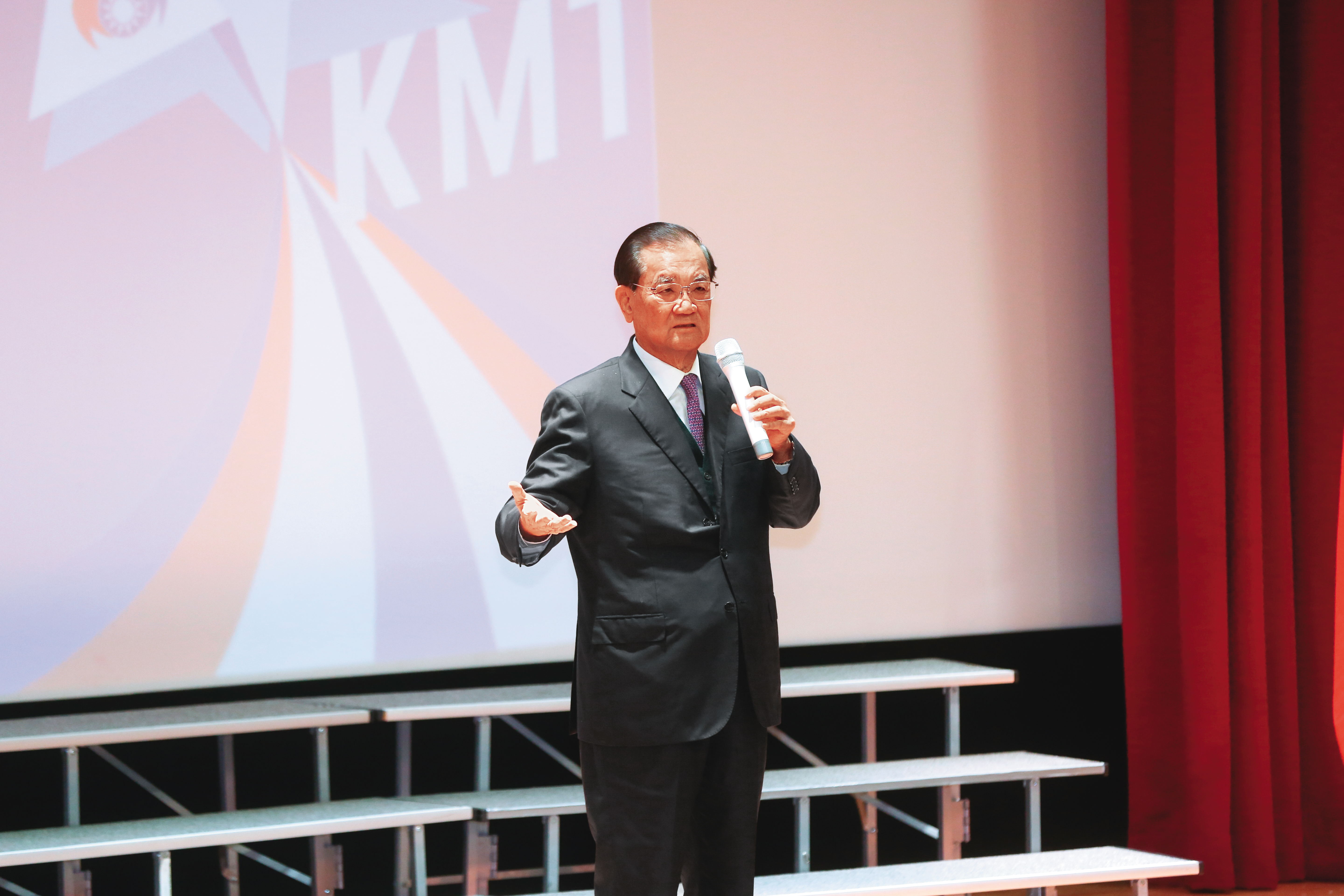 時任行政院長的連戰（圖）透過兒子得知黃家狀況，便通令警政署協尋小芬行蹤。