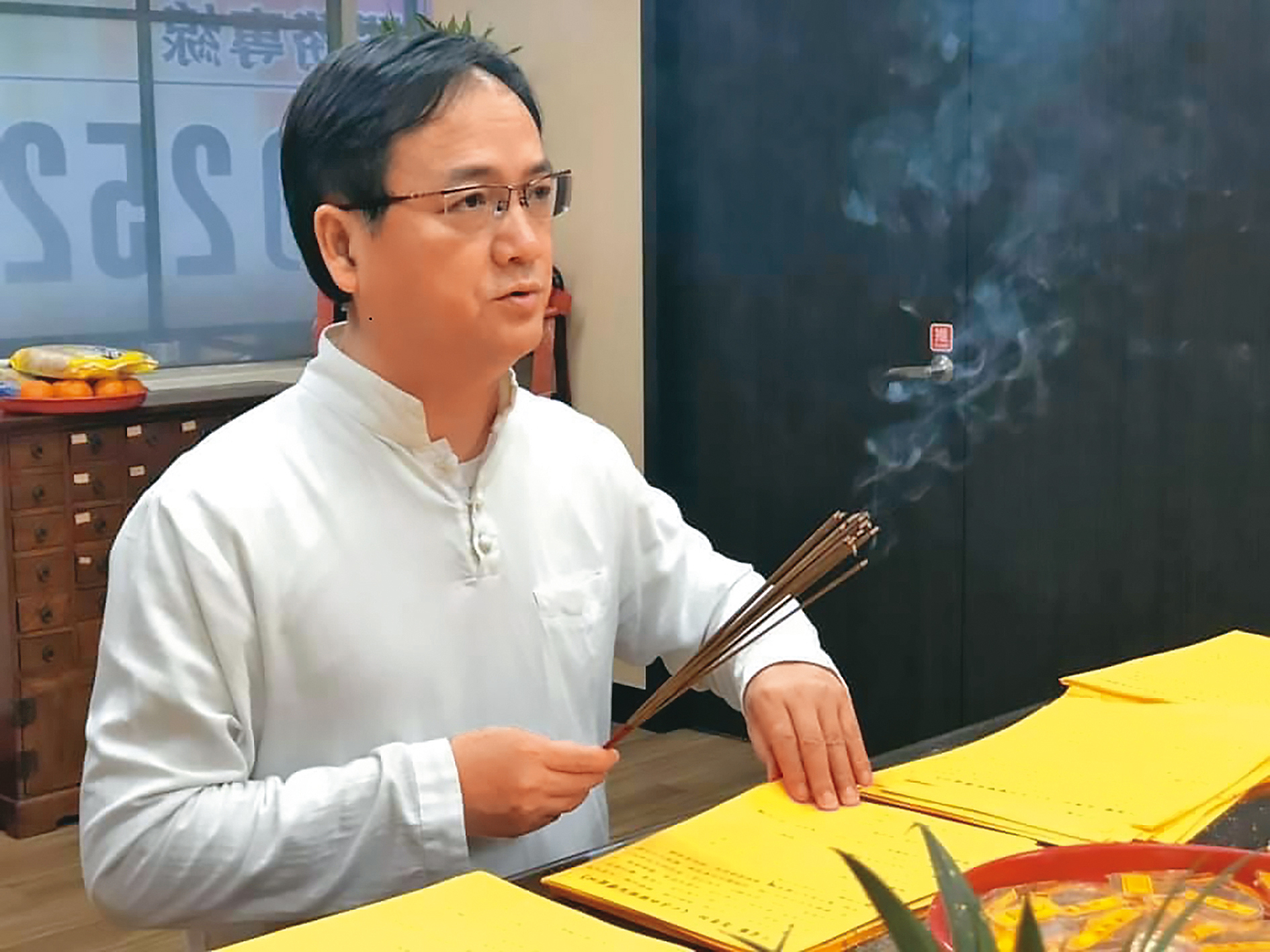 江柏樂受雯雯母親所託,斬斷女兒和王廣德的戀情,但最後卻將雯雯娶回家。(翻攝自江柏樂臉書)