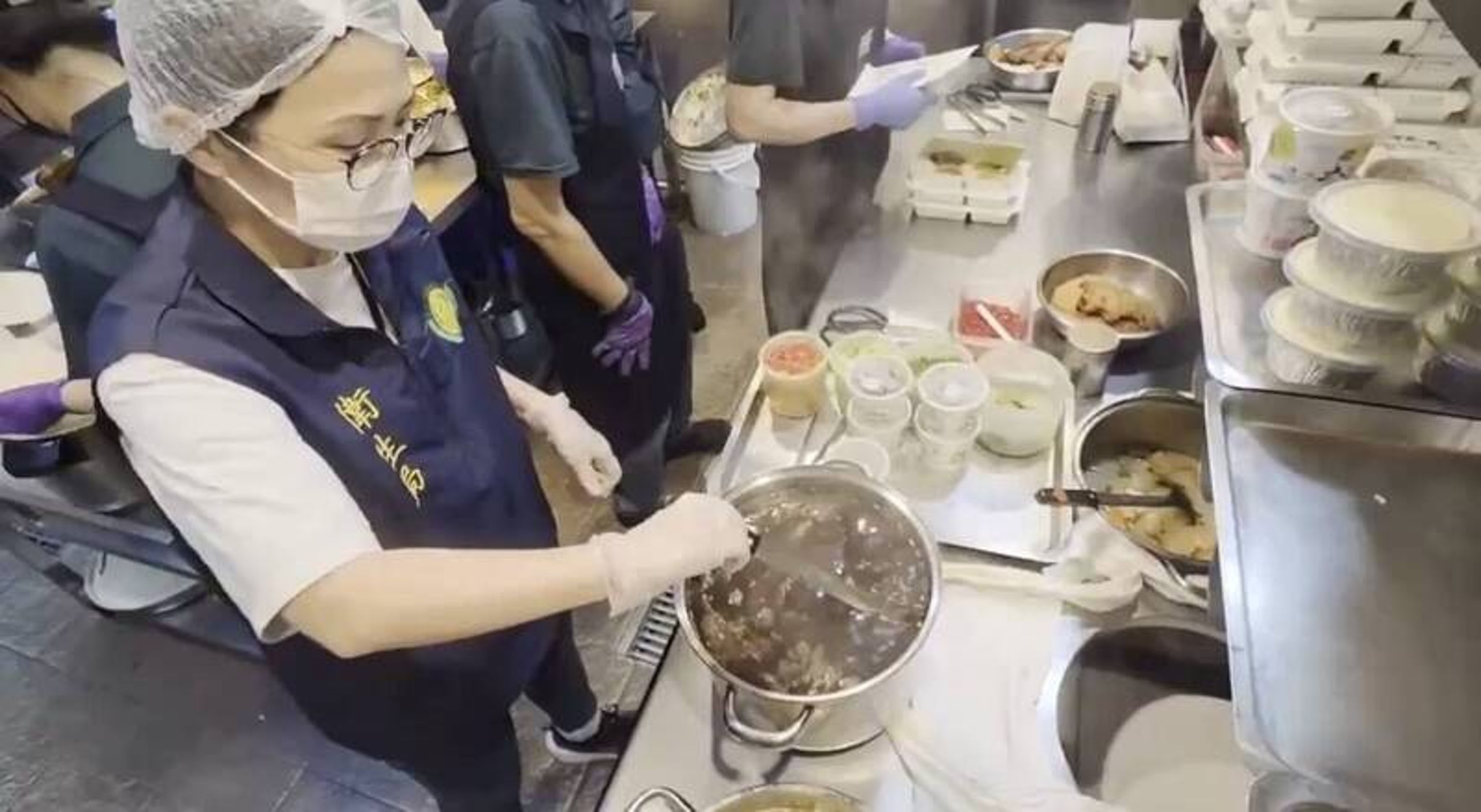 高雄市衛生局獲報前往稽查，業者證實照片屬實，將依《食品安全衛生管理法》裁罰3萬至300萬元罰鍰。（高雄市衛生局提供）