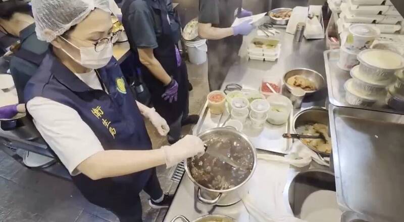 高雄市衛生局獲報前往稽查，業者證實照片屬實，將依《食品安全衛生管理法》裁罰3萬至300萬元罰鍰。（高雄市衛生局提供）