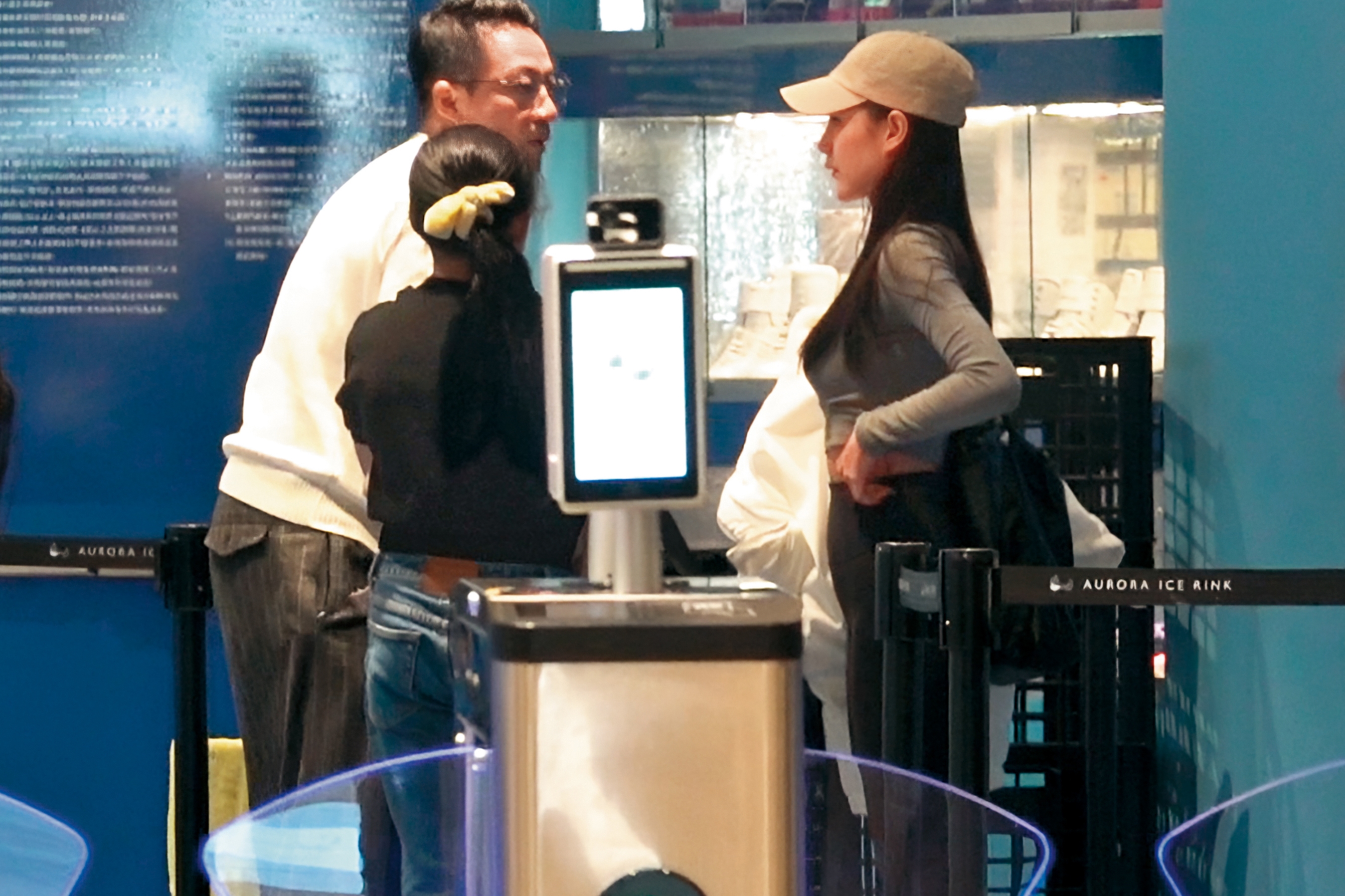 2/12 14：24 小玥兒（中）看來已經相當習慣Mandy（右）的存在，互動自然而不尷尬。左為汪小菲。