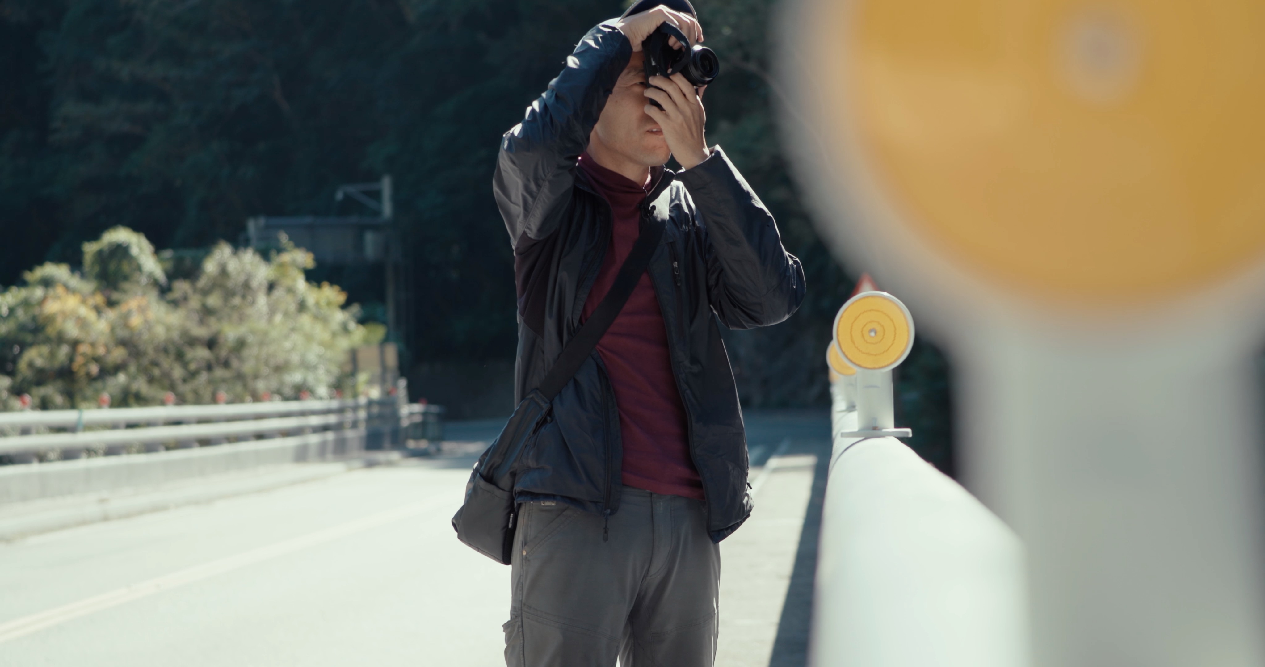 曾擔任攝影記者的鍾順龍，36歲時返回花蓮鳳林務農，透過攝影記錄田園生活。 （公視提供）