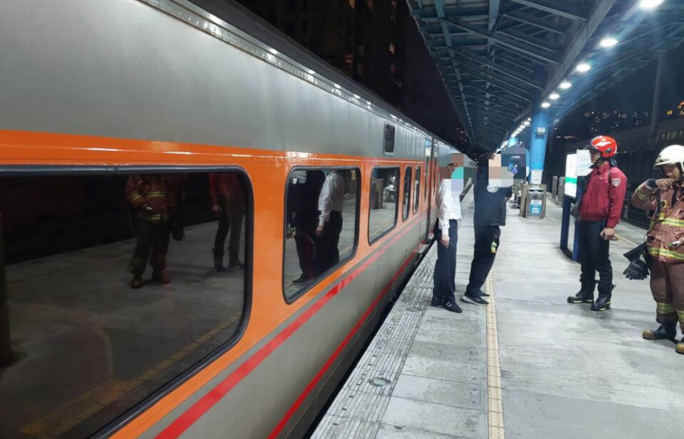 台鐵浮洲車站昨晚傳出落軌意外,導致交通大誤點。(翻攝畫面)
