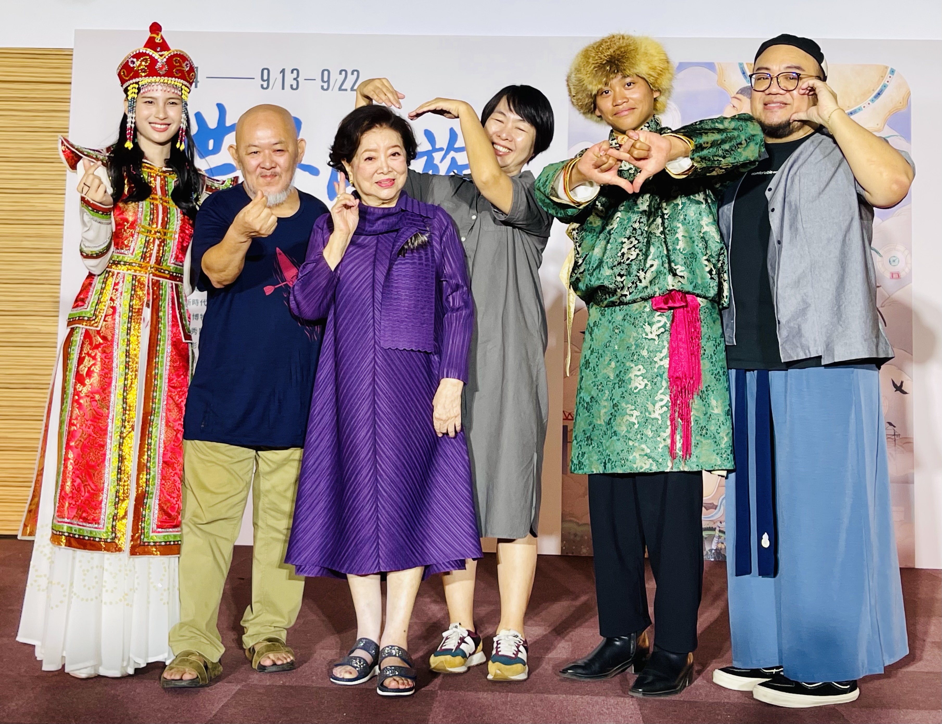 本屆影展大使林亭莉（左起）、《天馬茶房》導演林正盛、陳淑芳、《只有大海知道》導演崔永徽及同片演員鍾家駿、記者會主持人導演葉天倫現身開幕。（海鵬提供）