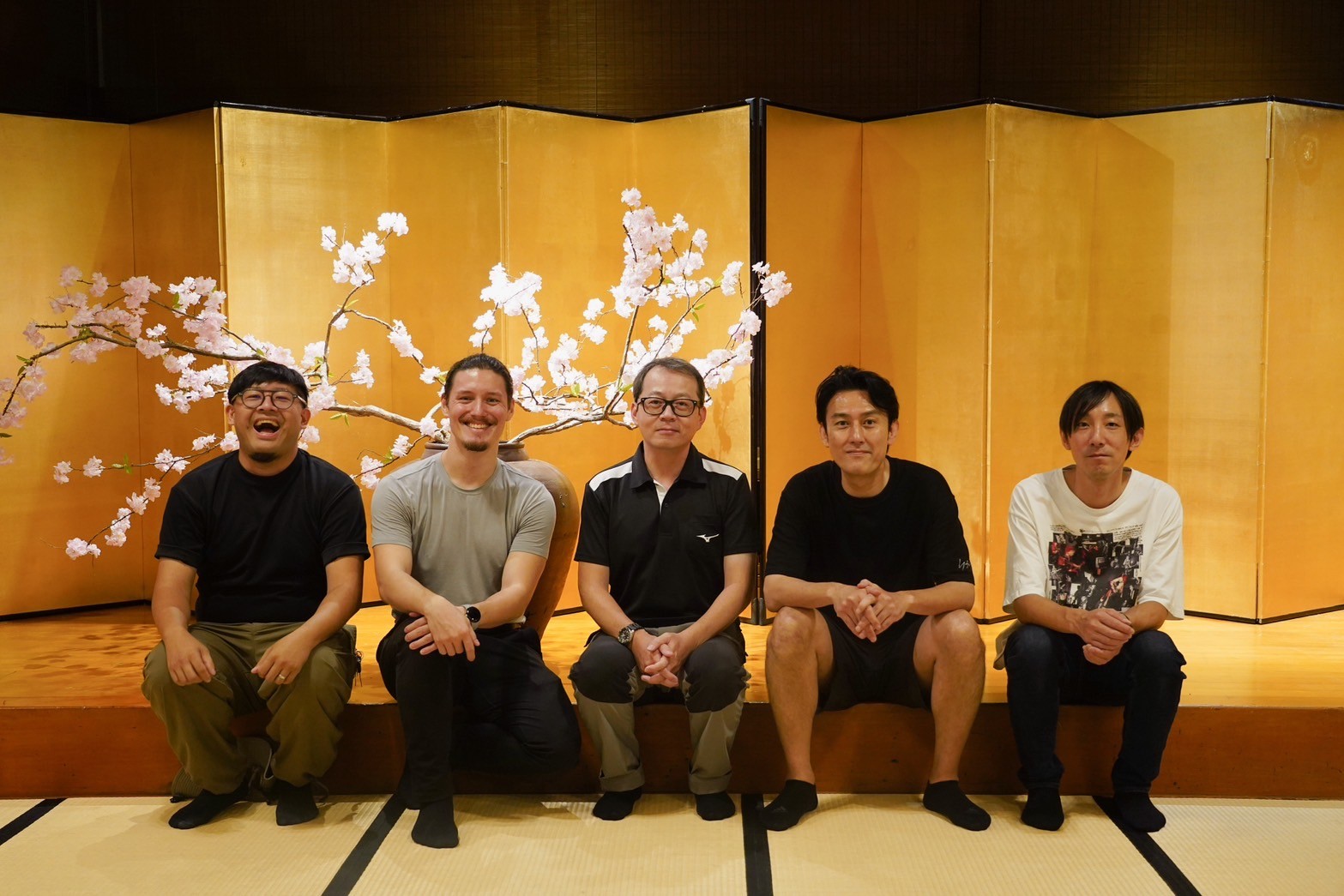 《聽海湧》中飾演澳洲檢查官的周厚安（左二），陪同劇作家川名幸宏（右起）、塚原大助、北投研究者楊燁、山峸二手書店店長王政中（左一）赴北投田調。（52PRO! 合同會社提供提供）