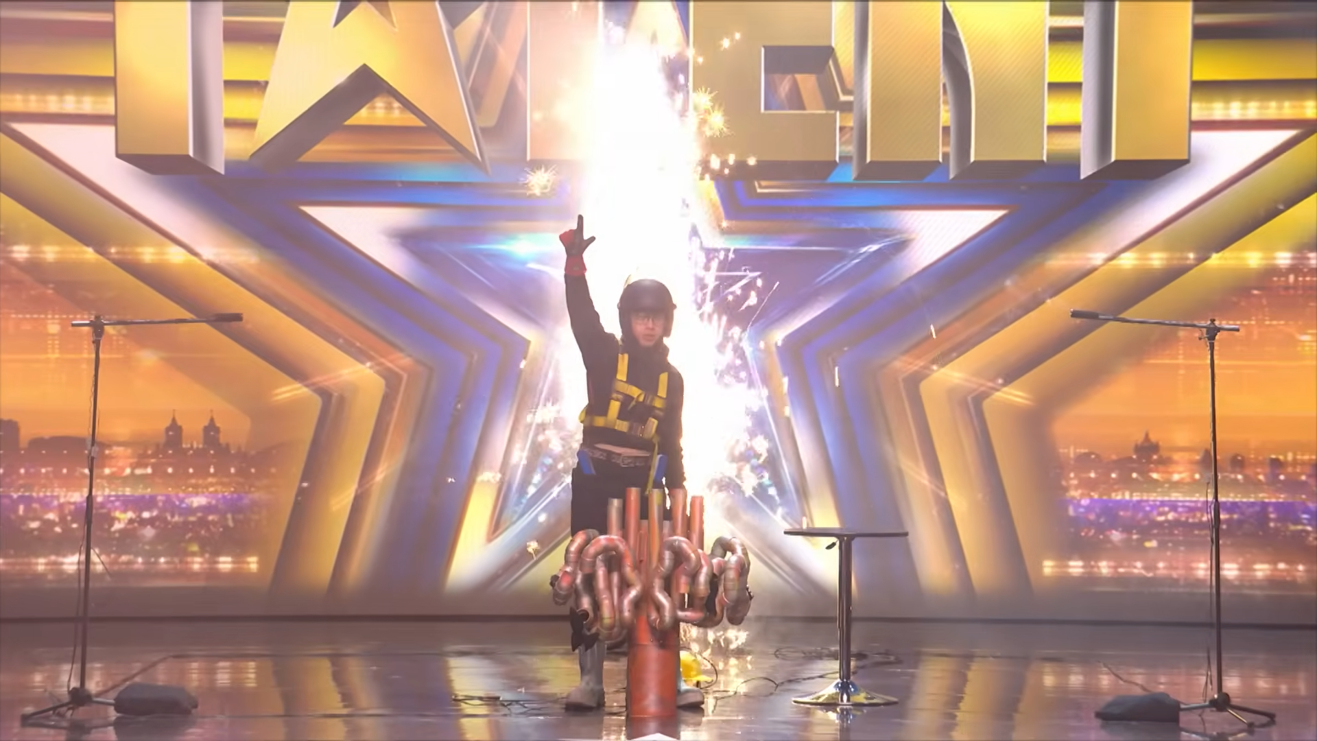 來自台灣的「水管阿民」登上《英國達人秀》，一度在淘汰邊緣，所幸成功拿到晉級門票。（翻攝自YouTube Britain's Got Talent）