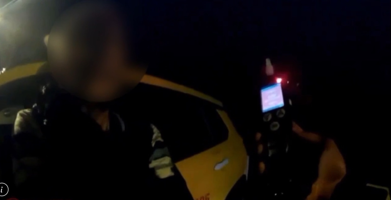 施男經酒測後，酒測值超標，返回派出所途中竟還失禁拉在警車上，行徑脫序。（翻攝畫面）