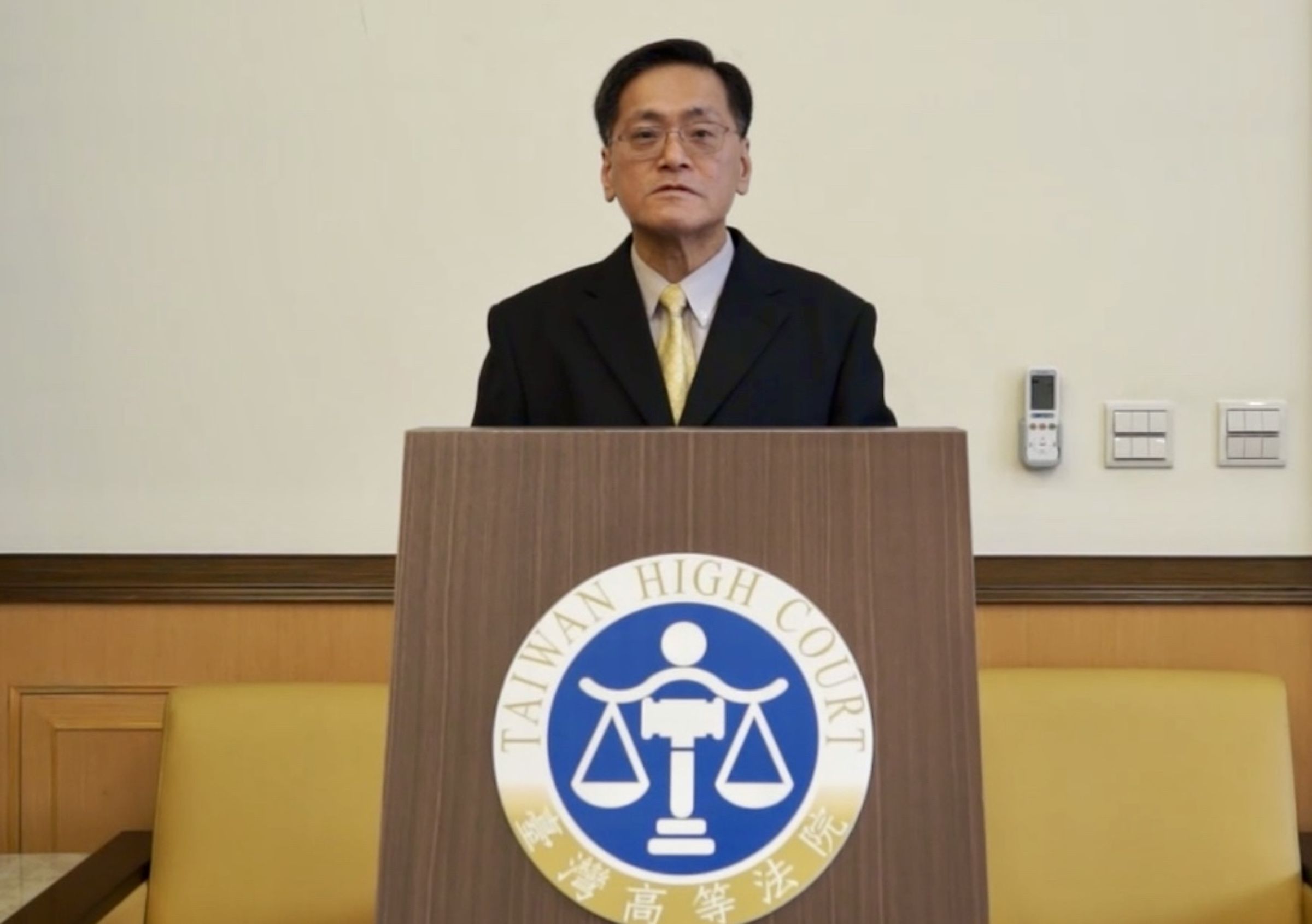 高等法院發言人王屏夏庭長，說明新竹正義輪胎行縱火8死命案判決理由。（高等法院提供）
