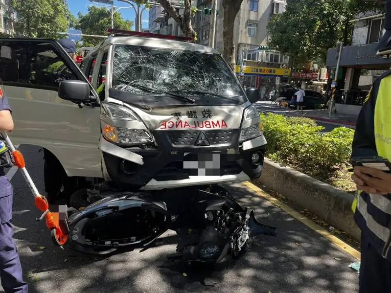 救人變奪命！機車騎士遭撞卡在救護車底盤，送醫後仍不治，該名23歲無照救護車駕駛遭送辦。（翻攝畫面）