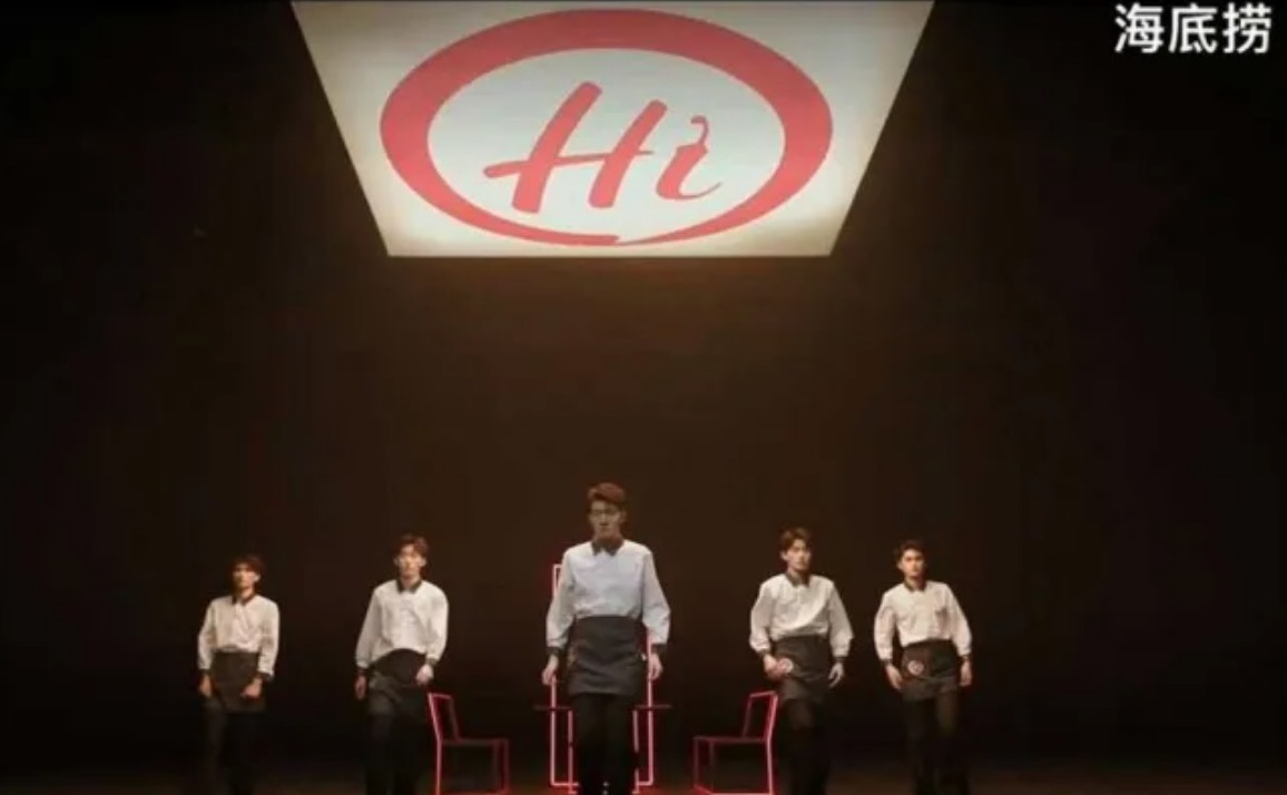 中國海底撈推出新歌《科目四》，找來小鮮肉組男團拍MV。（翻攝自微博）