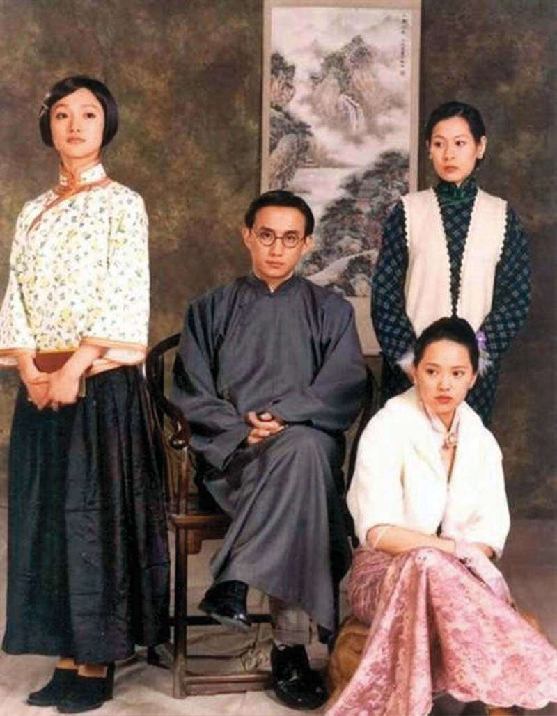 黃磊(中)、劉若英(後右)、伊能靜(前右)、周迅(左)曾演《人間四月天》,前兩者傳過花邊。(翻攝自網路)