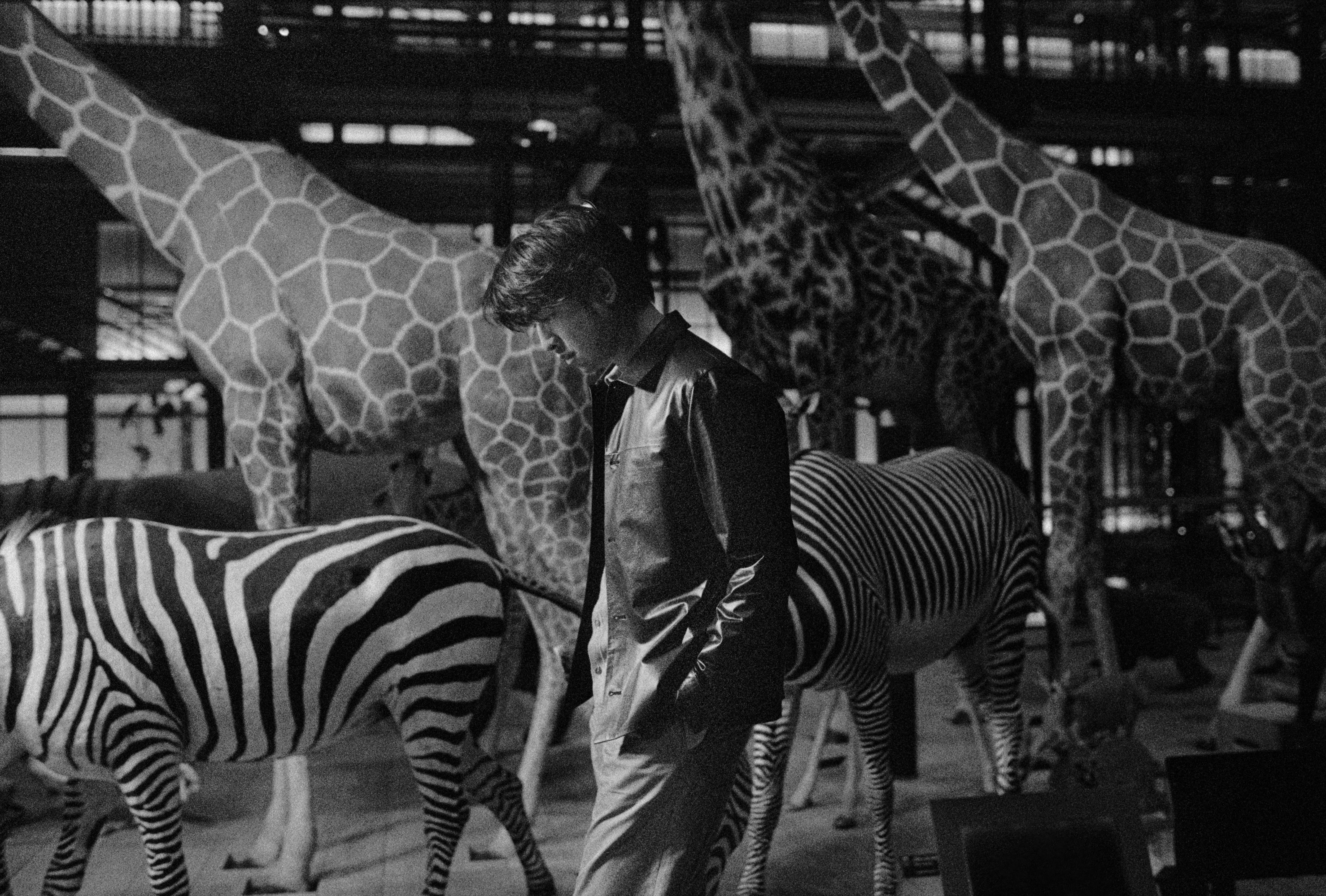 陳柏霖拍攝peter wu 2024秋冬系列形象大片，身著風暴黑牛皮l.a.襯衫NT$89,500、棉絮灰羊毛前釦開襟衫NT$18,500、卡其色工裝長褲NT$22,000。（peter wu提供）