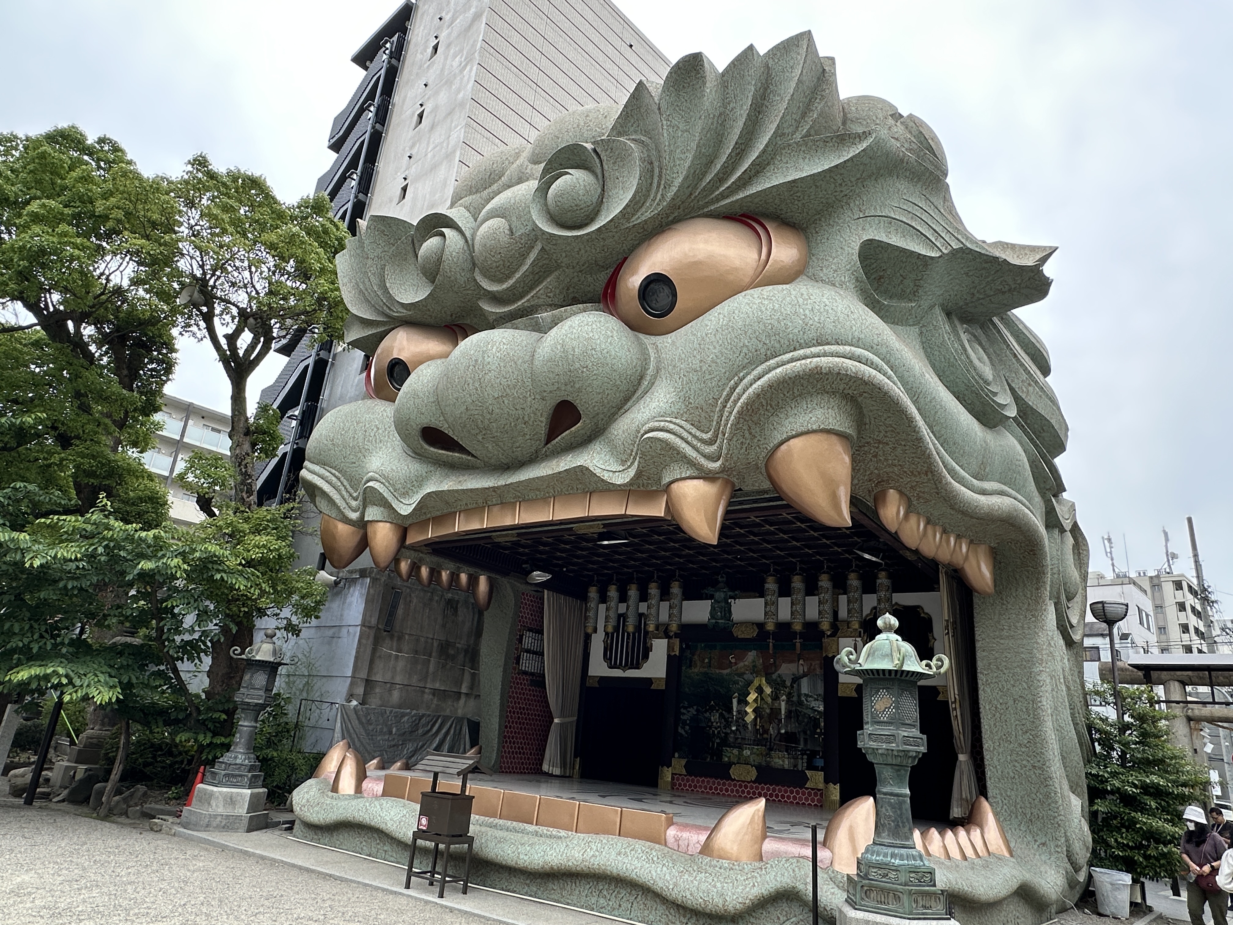 難波八阪神社最著名的標誌就是巨大獅子頭神殿。