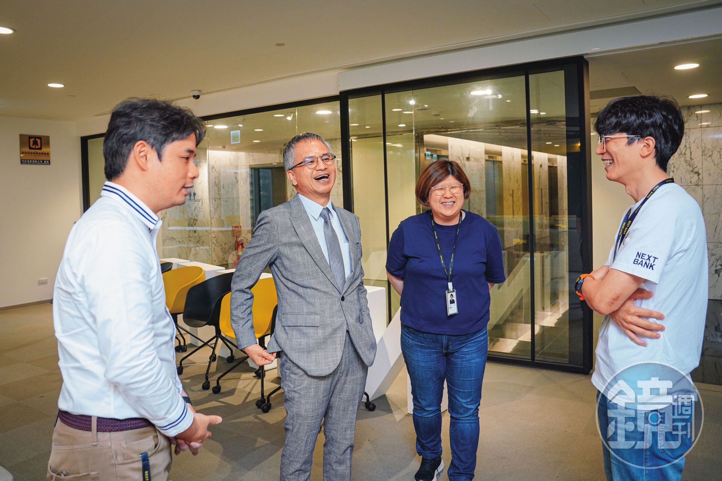 迥異傳統銀行的「沉重感」，純網銀相對年輕化。圖為郭水義與年輕同仁互動、討論事情場景。