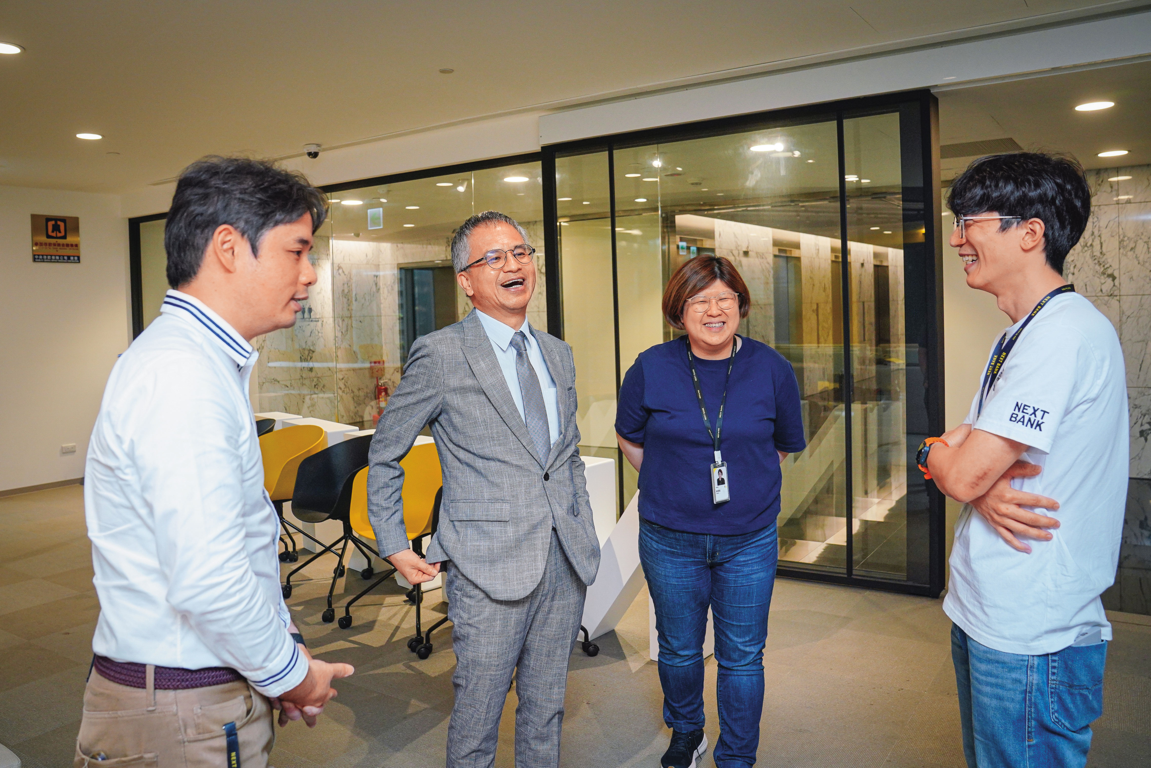 迥異傳統銀行的「沉重感」，純網銀相對年輕化。圖為郭水義與年輕同仁互動、討論事情場景。