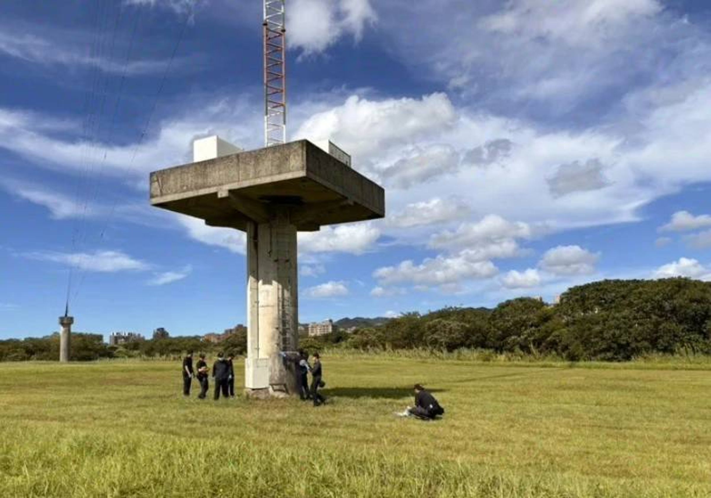 新北市一處電塔下方發現一對夫妻遺體,疑似不敵債務壓力才走上絕路。(翻攝畫面)