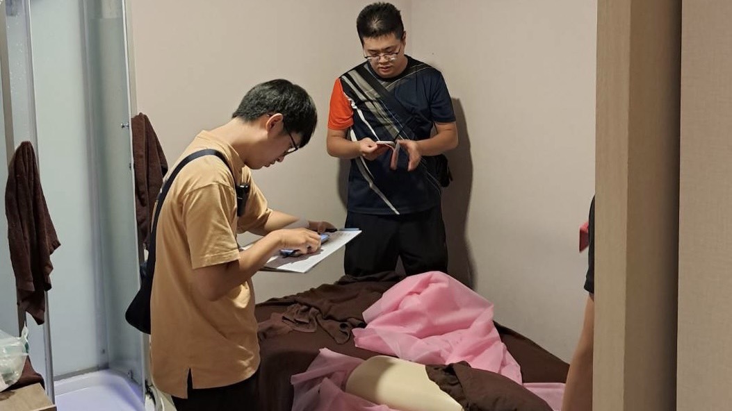 員警在養生館查扣性交易證物。(警方提供)