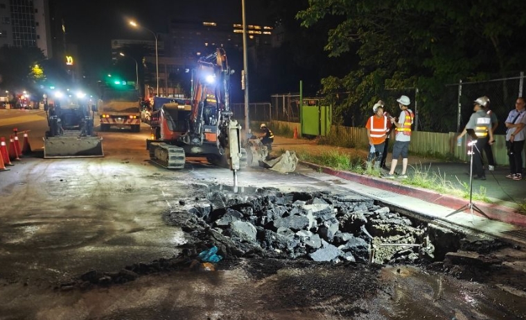 北市林森北路與市民大道南側路段,昨驚傳路面塌陷意外,經查為地下自來水管線斷裂導致土石流失,工務局新工處漏夜開挖工作井搶修。(翻攝畫面)