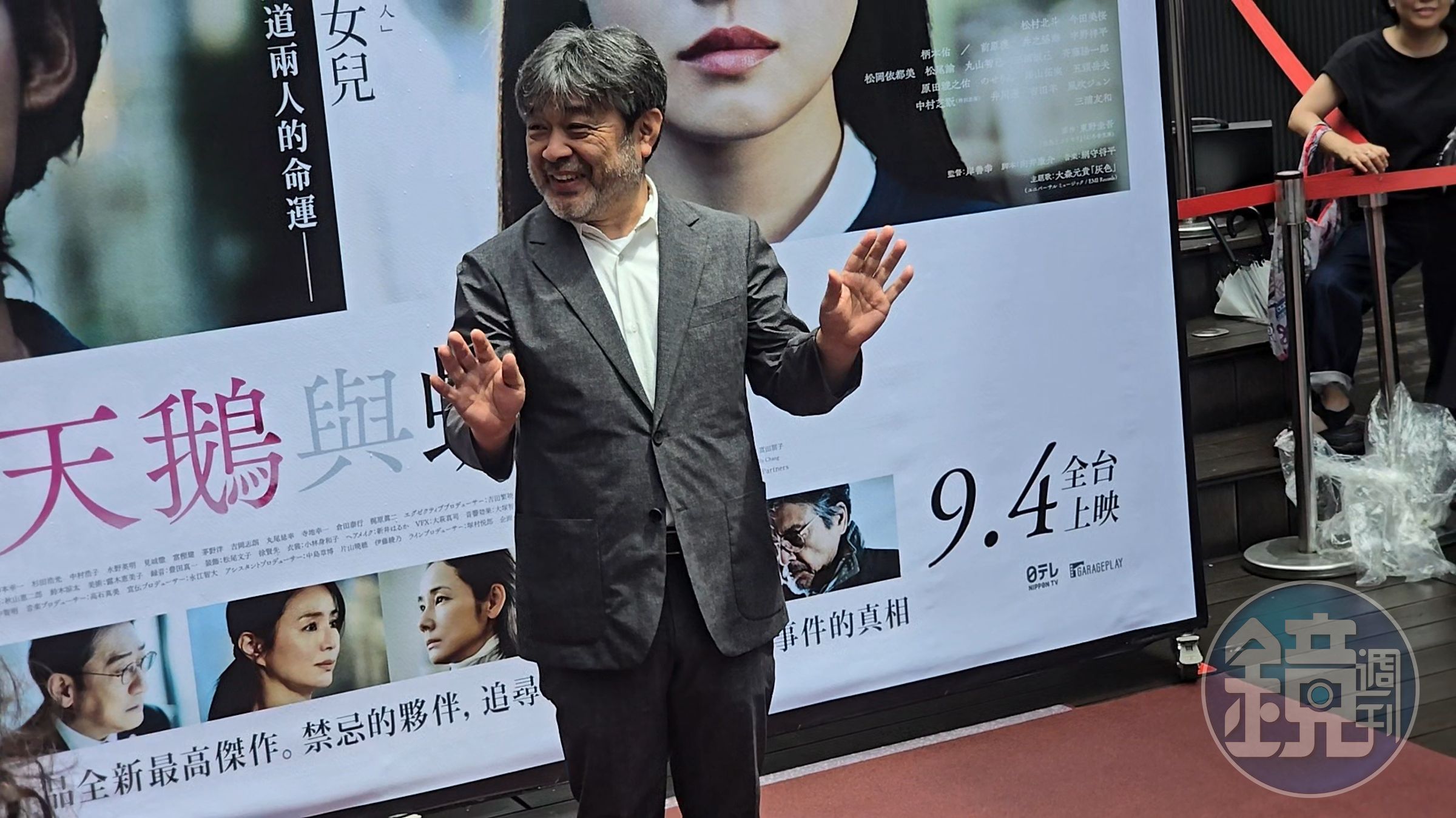 《天鵝與蝙蝠》導演岸善幸紅毯拍照時仍有許多尖叫聲。