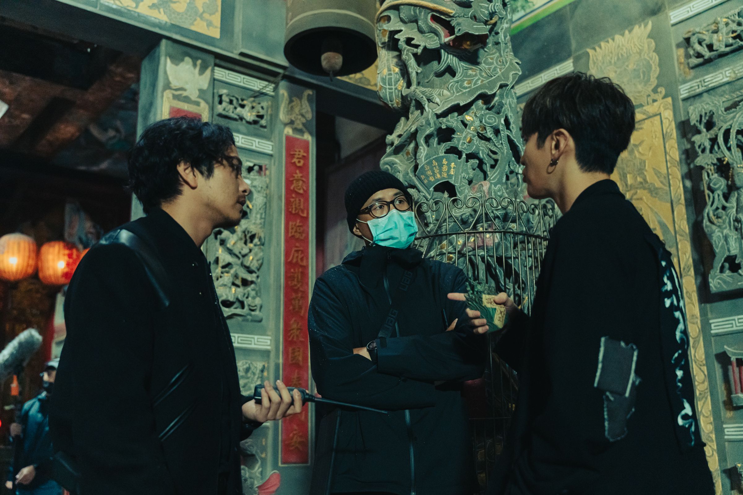 柯震東(右)與楊銘威(左)在劇中分工合作辦案,中為導演管偉傑。(Netflix提供)