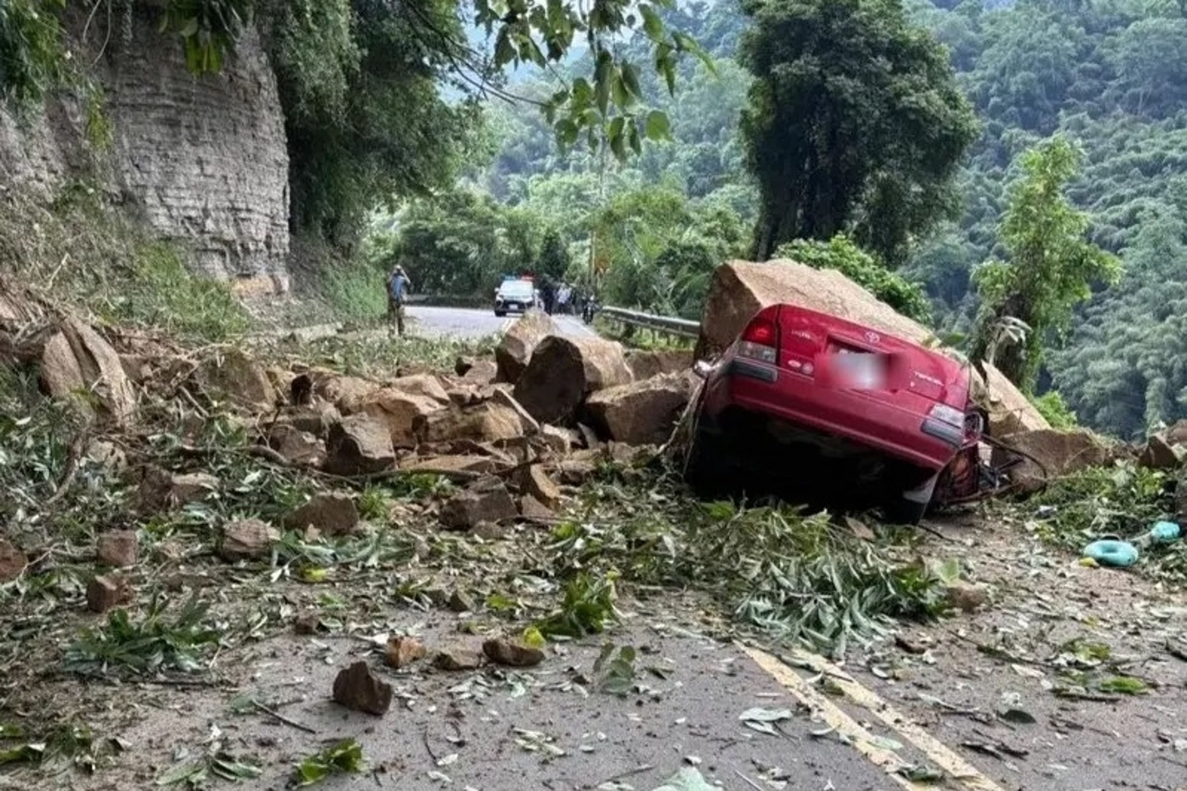 苗栗縣泰安鄉今日下午驚傳落石砸車事故。（翻攝畫面）