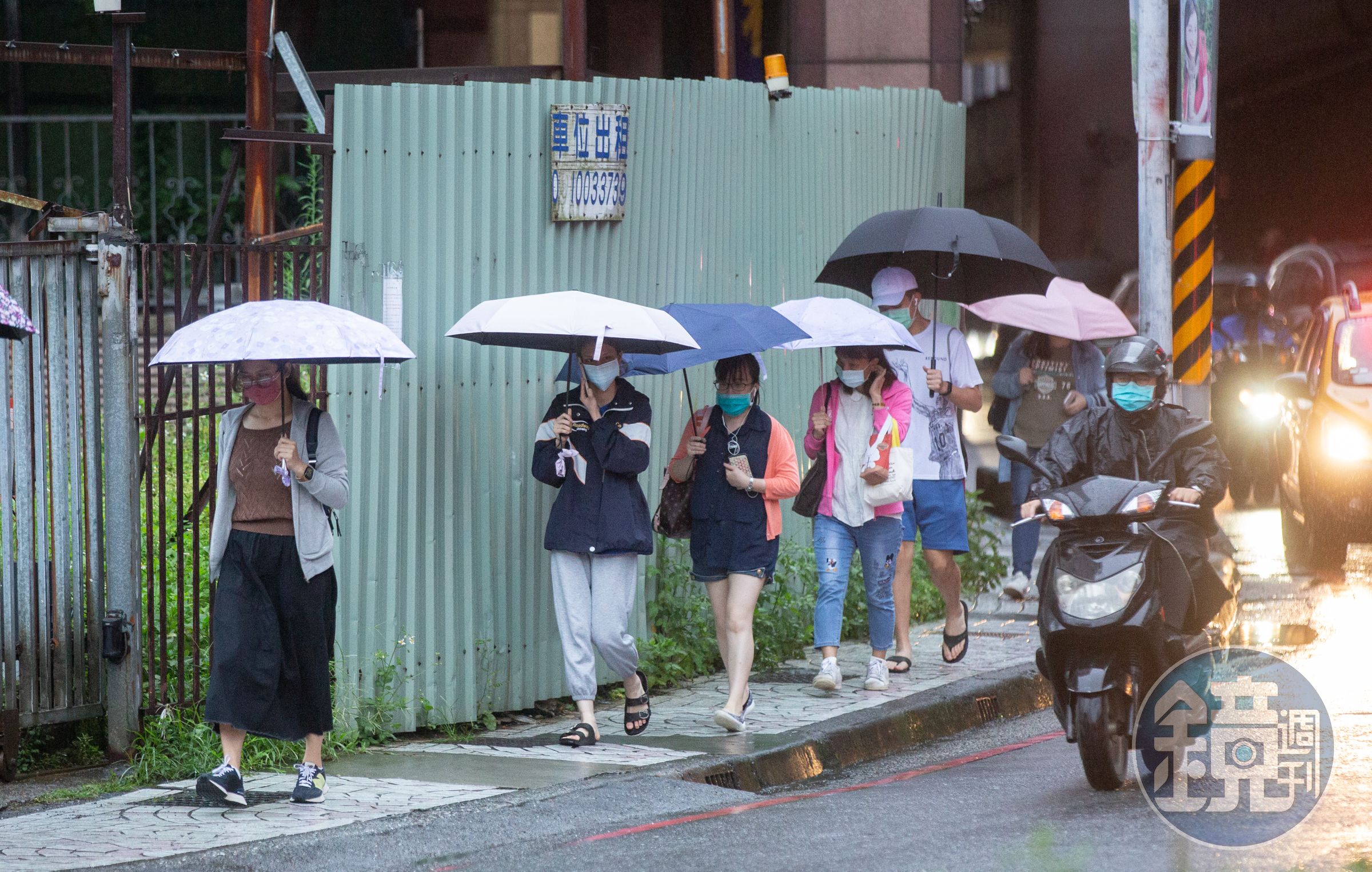 中央氣象署今(19日)下午2時針對包括新竹以北等10縣市發布大雨特報,時間將持續到晚上。(本刊資料照)