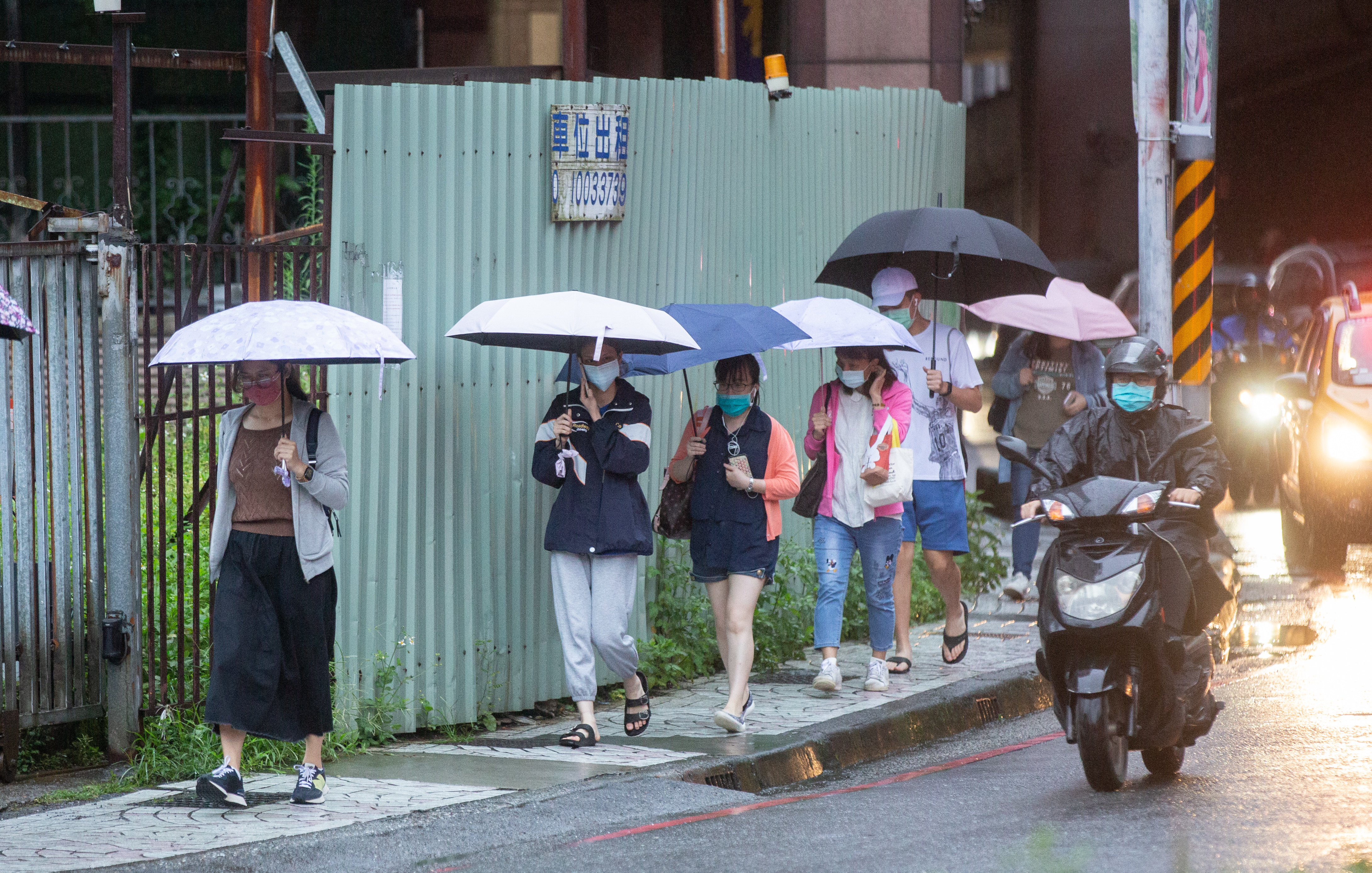中央氣象署今（19日）下午2時針對包括新竹以北等10縣市發布大雨特報，時間將持續到晚上。（本刊資料照）