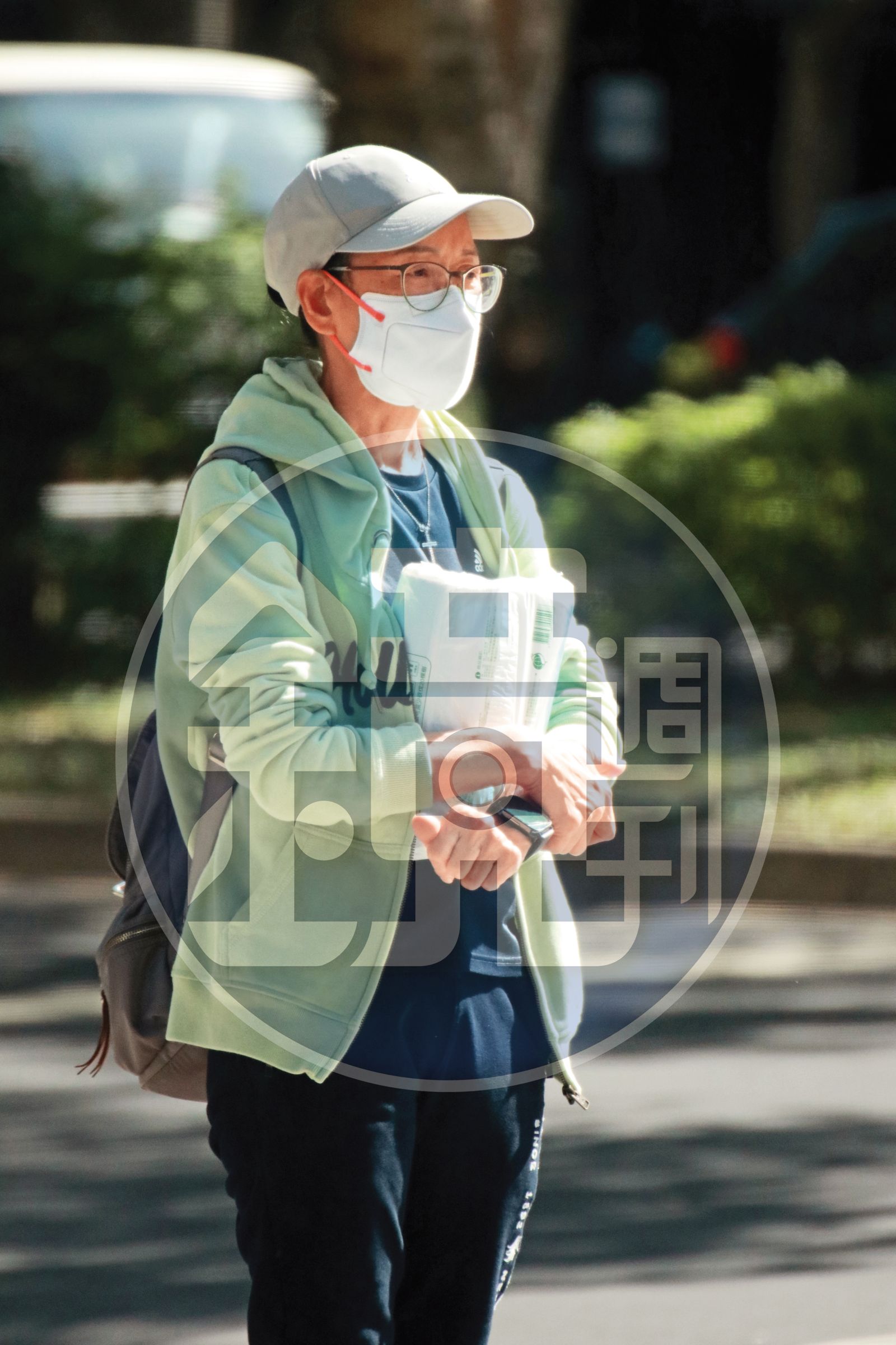 李麗娟在11月30日從住家外出，手上抱著一大包擦手紙巾，送到北市仁愛路的新安親班