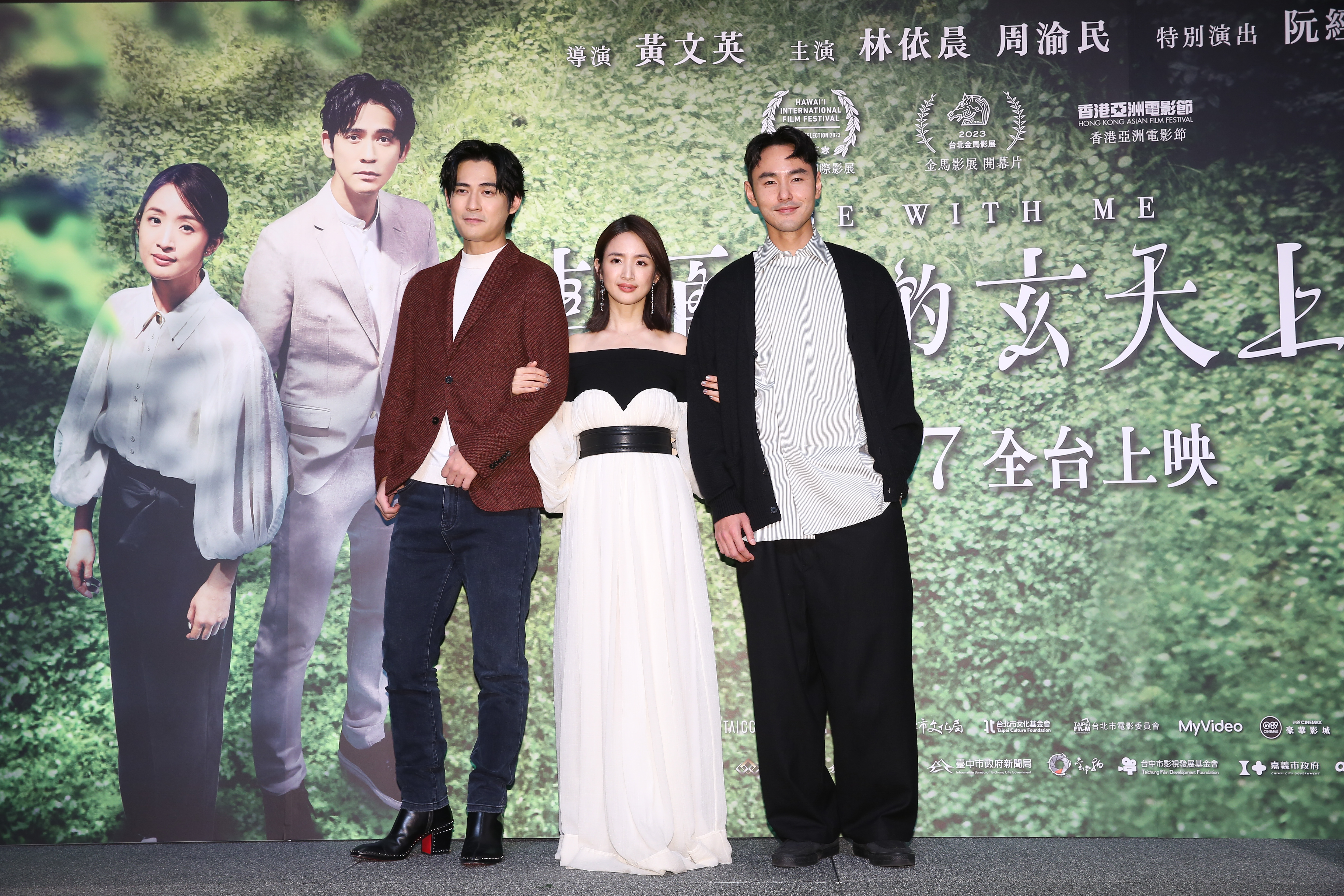 阮經天（右起）首度與林依晨及周渝民合作，2個男生雖無對手戲還是常在更衣間見面，並會聊家庭、生活等話題。