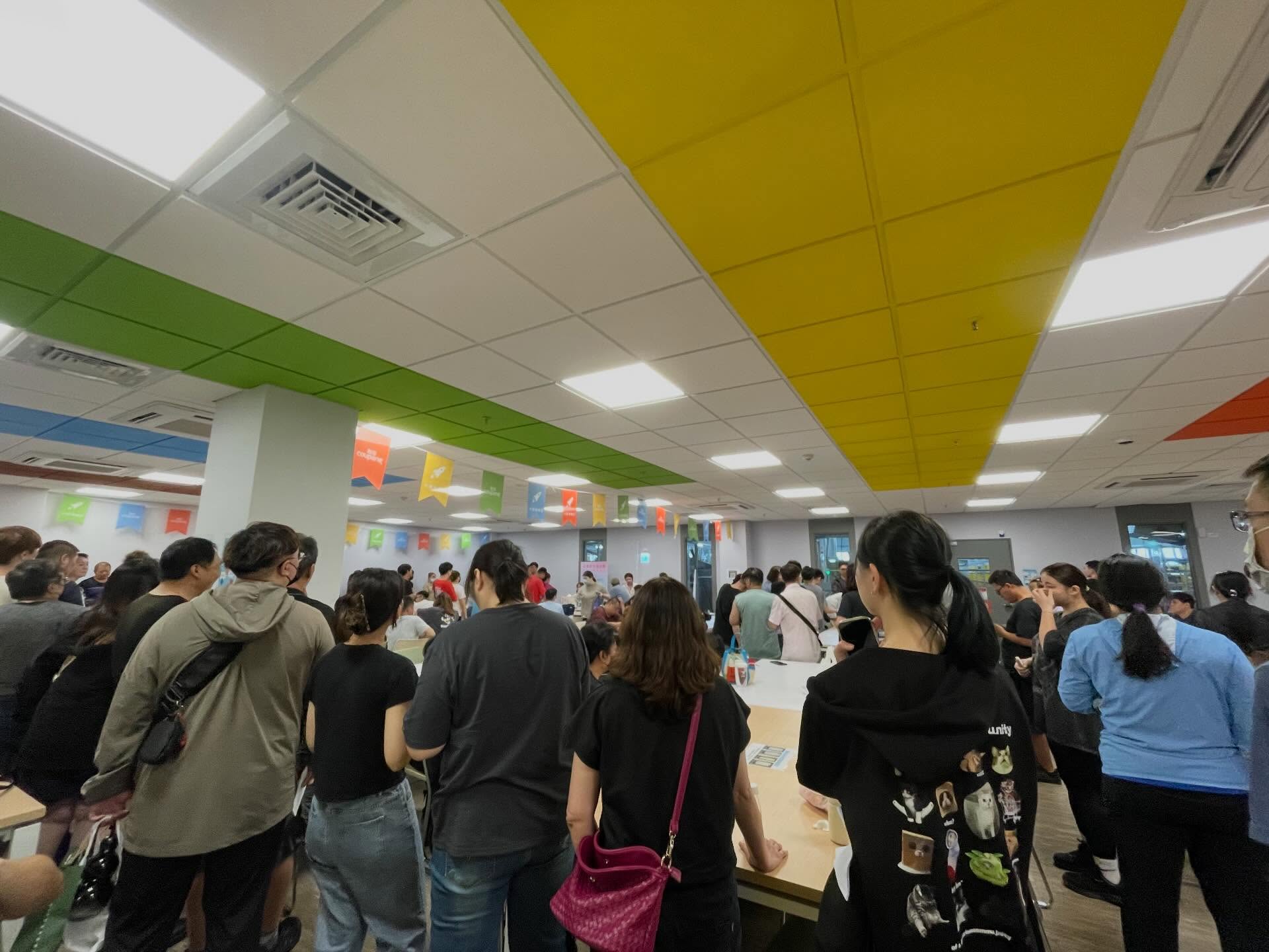  拿特休也要衝！酷澎徵才現場人山人海，高時薪吸引大量打工族報到。（翻攝自Threads @yun_aug.17）