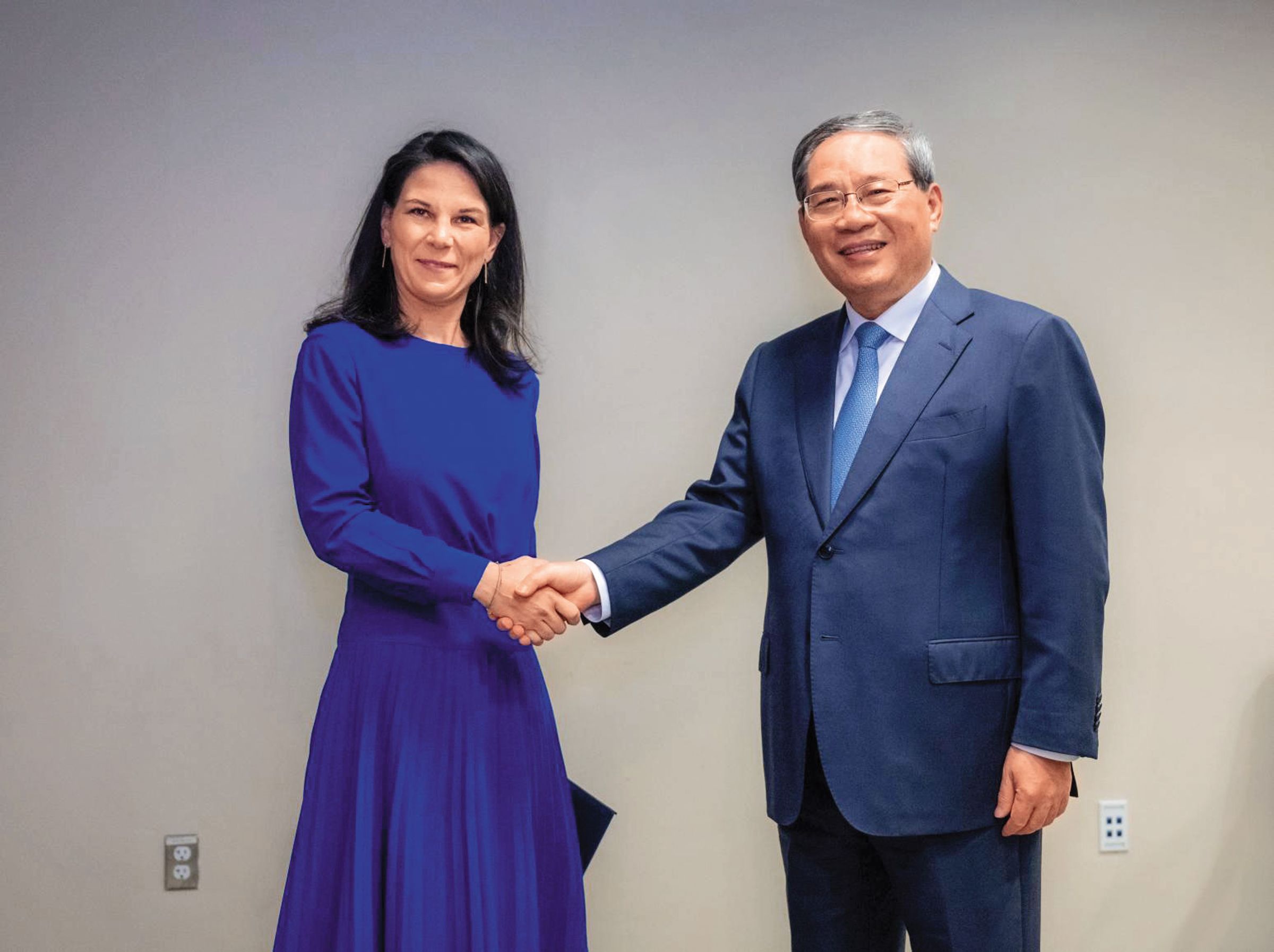 貝爾伯克(左)過去是反中挺台急先鋒,現以聯合國大會主席身分會見中共總理李強(右),不管有沒有說「恪守一中原則」,最起碼沒力挺台灣。(翻攝人民網)