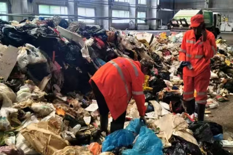 山西大同動員2名清潔工頂高溫在垃圾堆翻找，只為了幫權貴小孩找一隻電子錶。（翻攝微博）