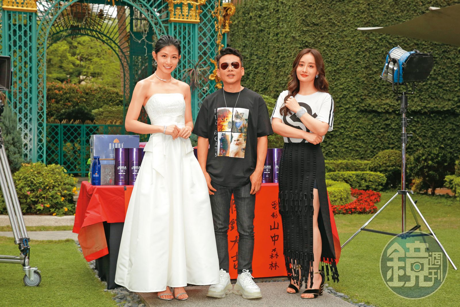 陳德容(右)擔任電影《山中森林》聯合製片人,並在戲中飾演酒店老闆娘。左起李千娜、李康生
