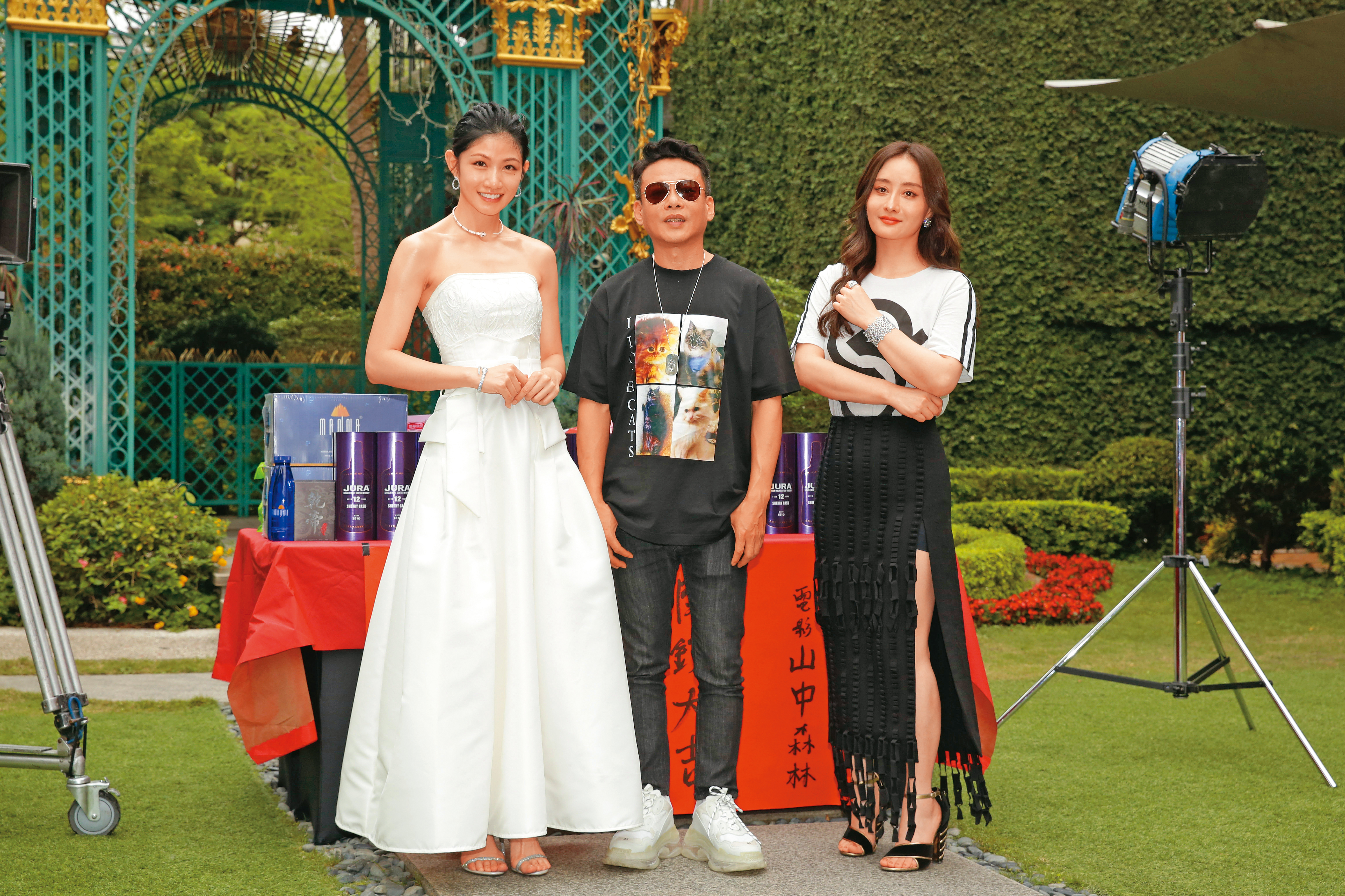 陳德容（右）擔任電影《山中森林》聯合製片人，並在戲中飾演酒店老闆娘。左起李千娜、李康生。