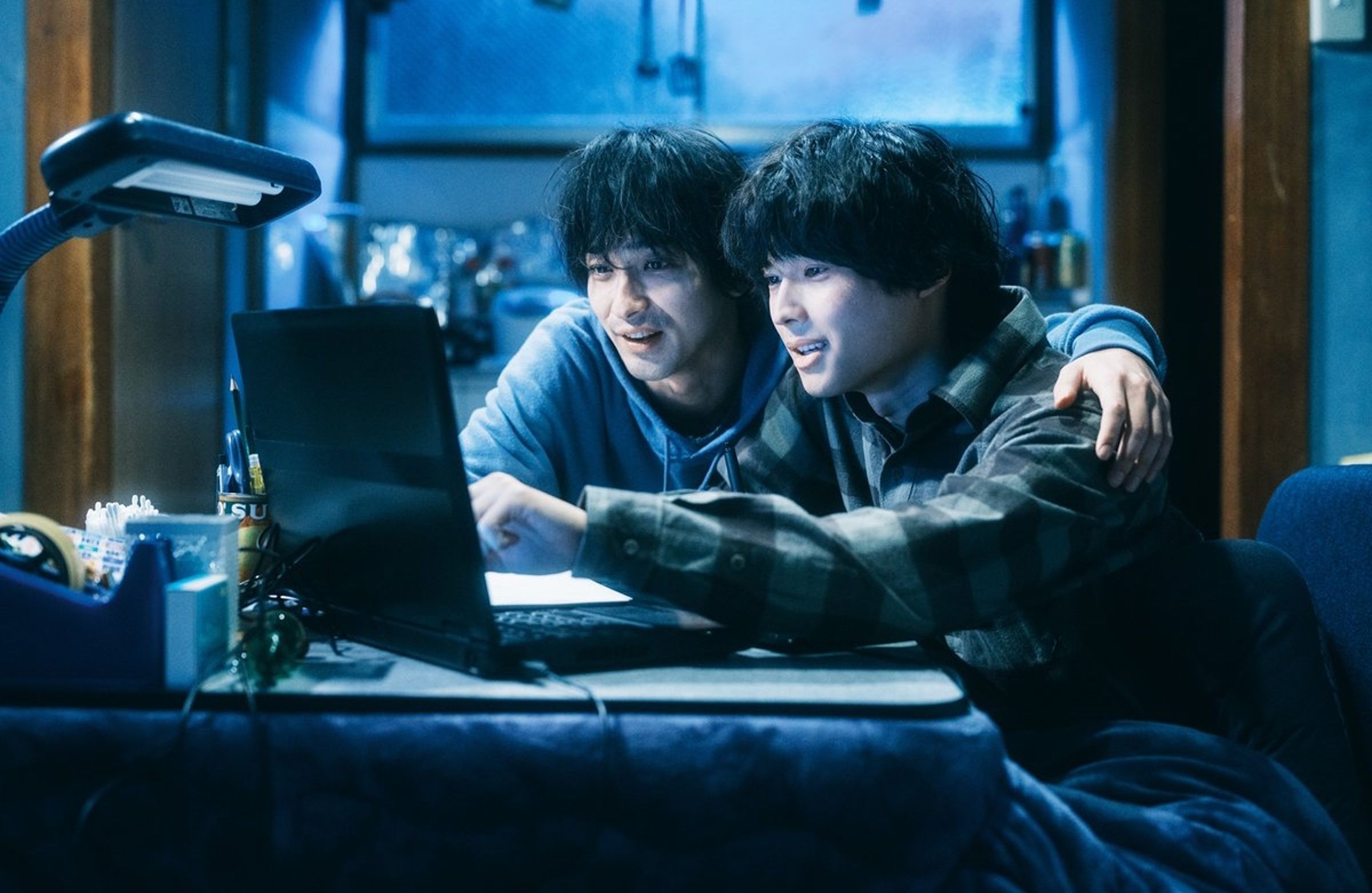 橫濱流星(左)與松村北斗在電影《宛如星辰的你》是漫畫創作搭檔。(車庫娛樂提供)
